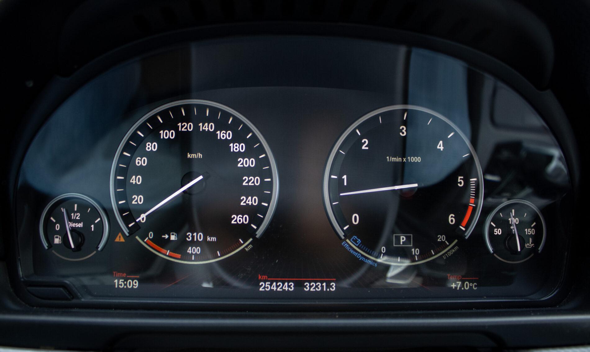 2012 BMW 530d, biela sedan, 254 243 km