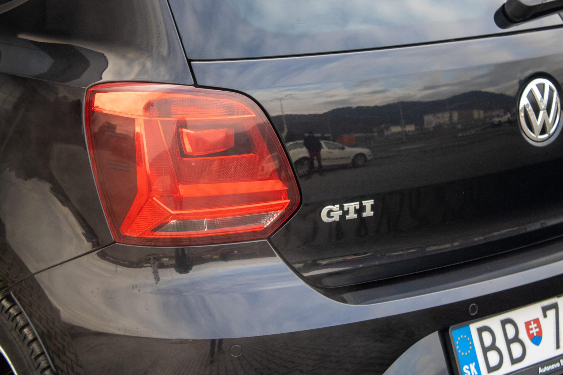 2016 Volkswagen Polo GTI, čierna hatchback, 49 625 km
