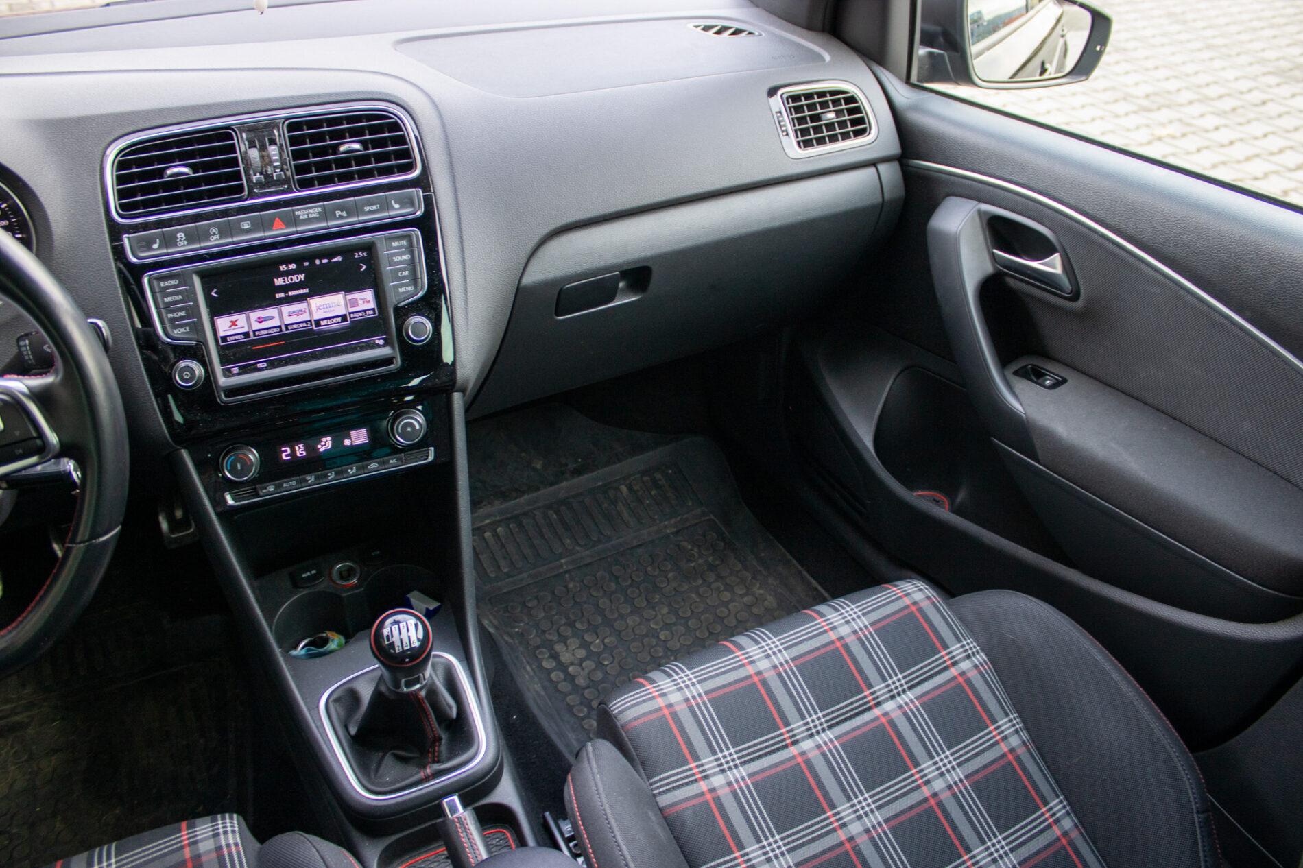 2016 Volkswagen Polo GTI, čierna hatchback, 49 625 km