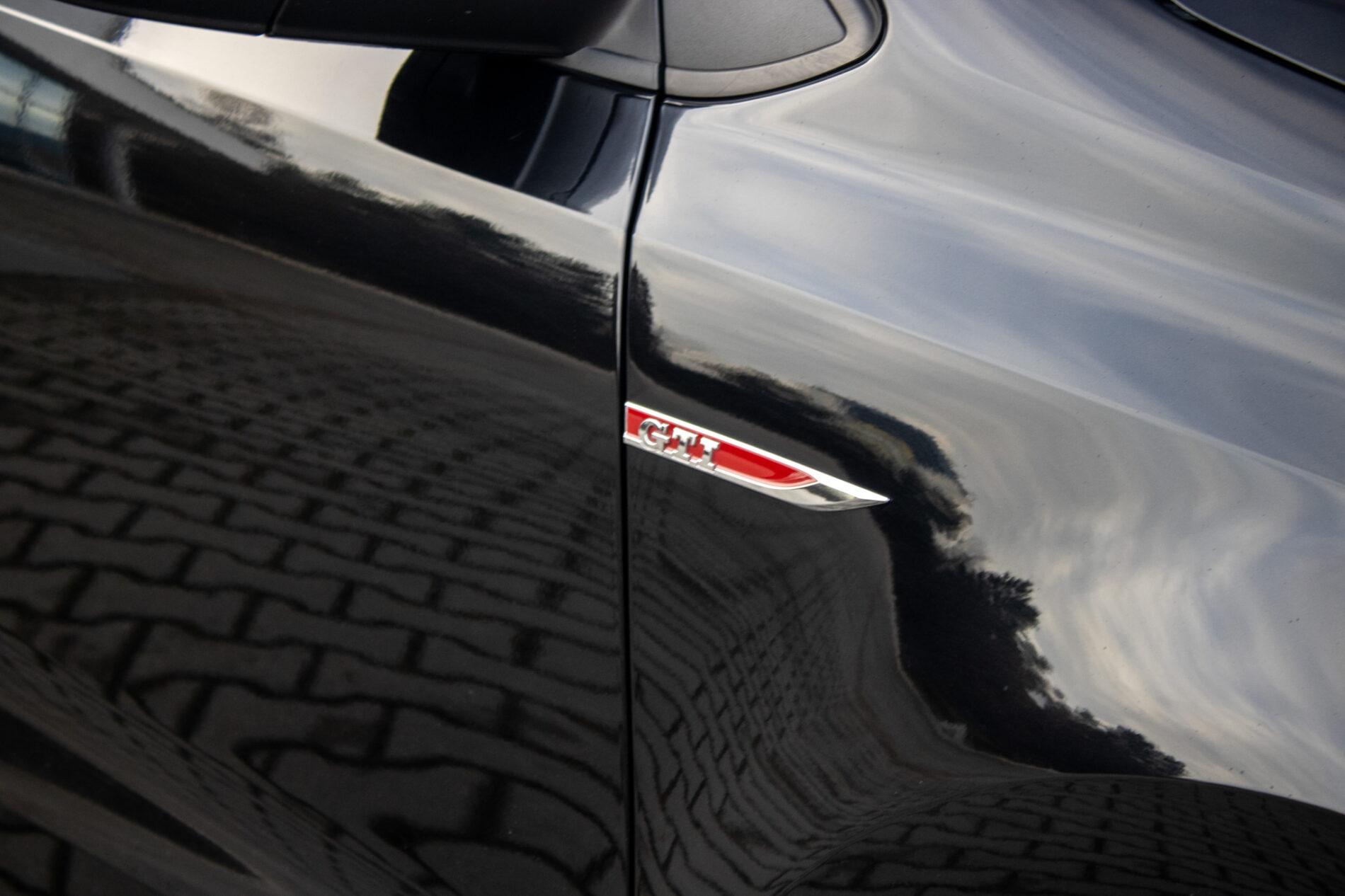 2016 Volkswagen Polo GTI, čierna hatchback, 49 625 km