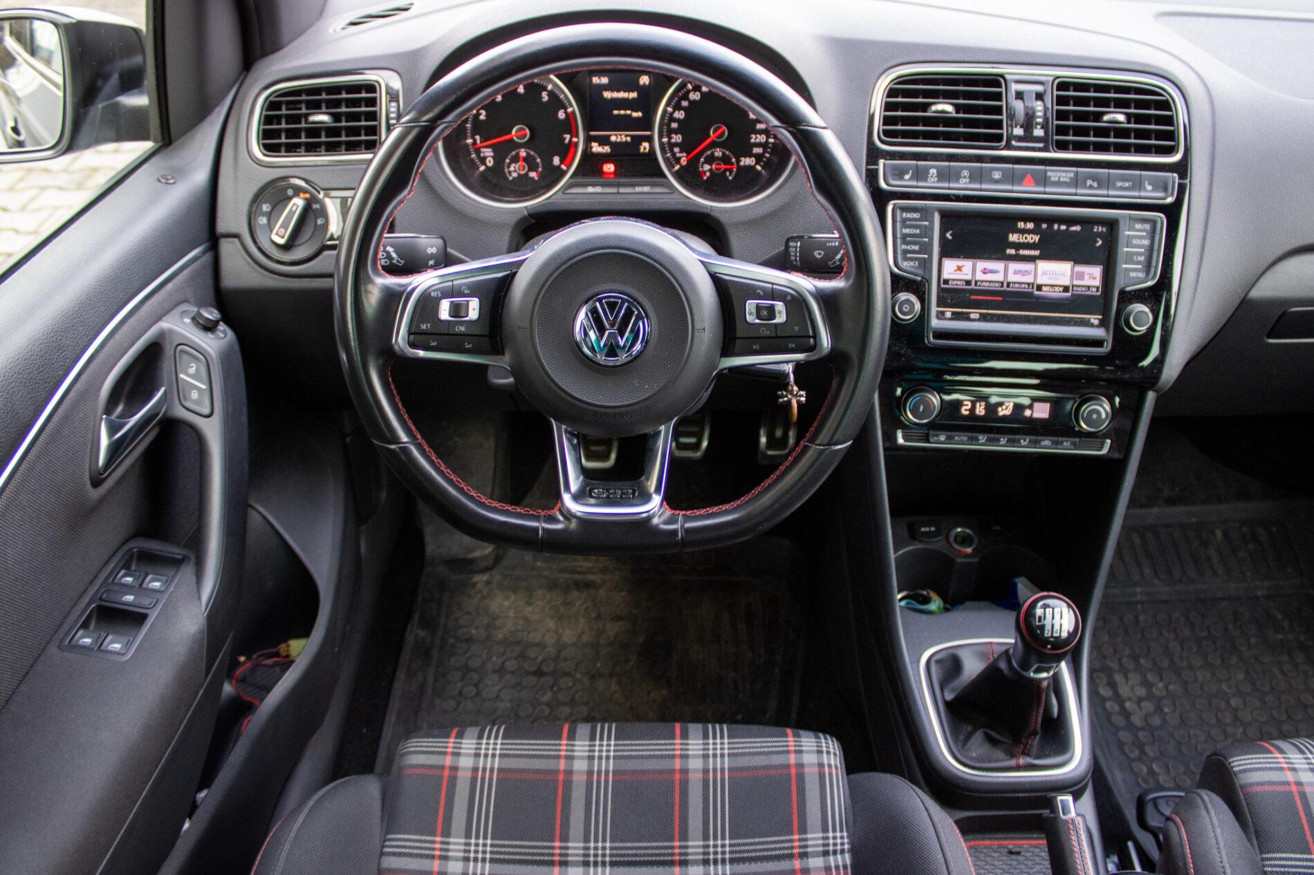 2016 Volkswagen Polo GTI, čierna hatchback, 49 625 km