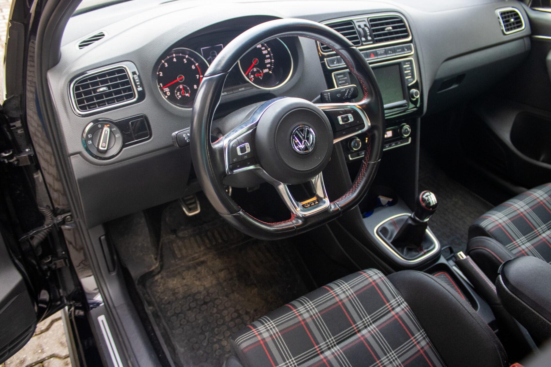 2016 Volkswagen Polo GTI, čierna hatchback, 49 625 km