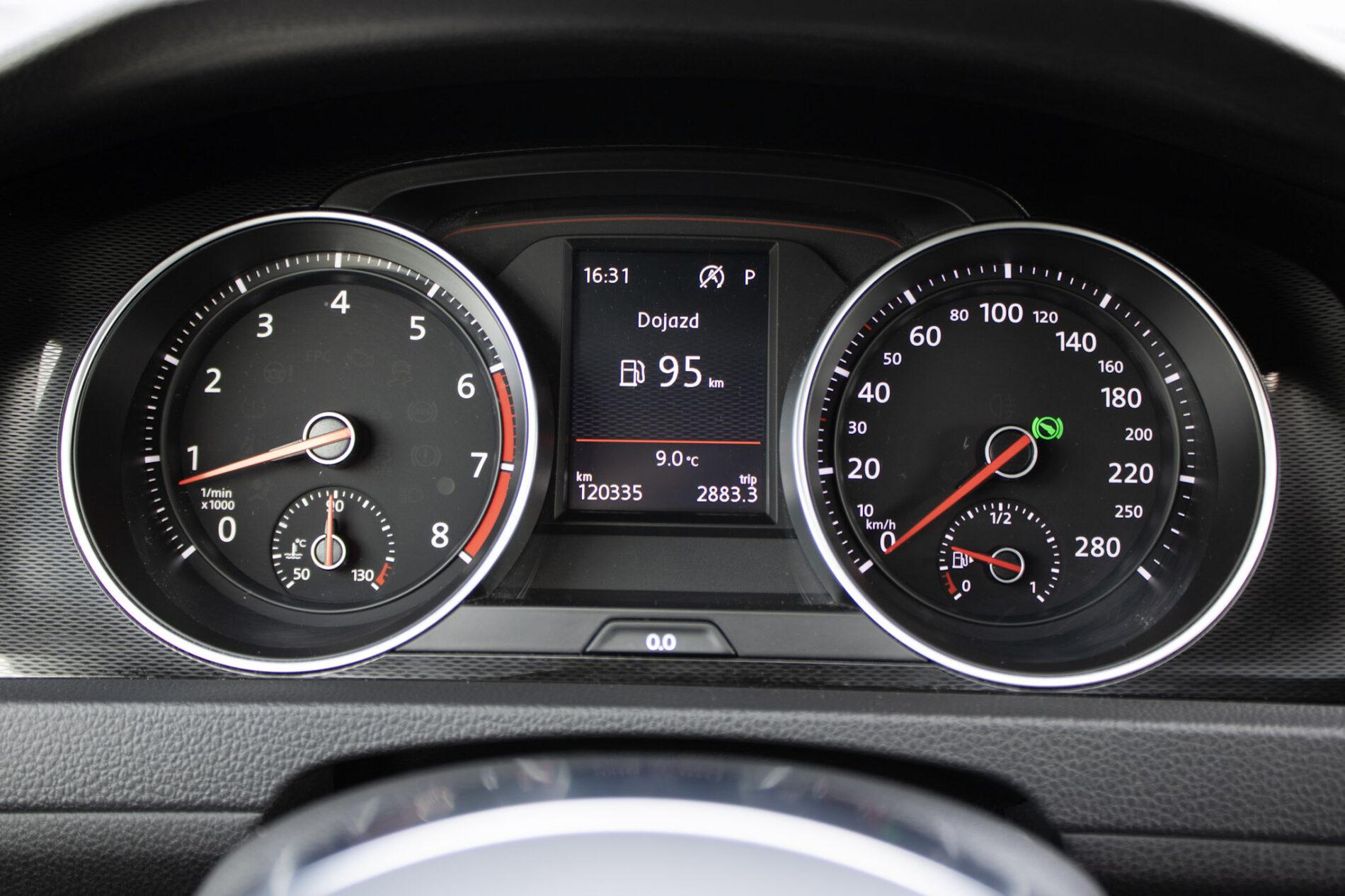 2016 Volkswagen Golf GTI, biela hatchback, 120 335 km