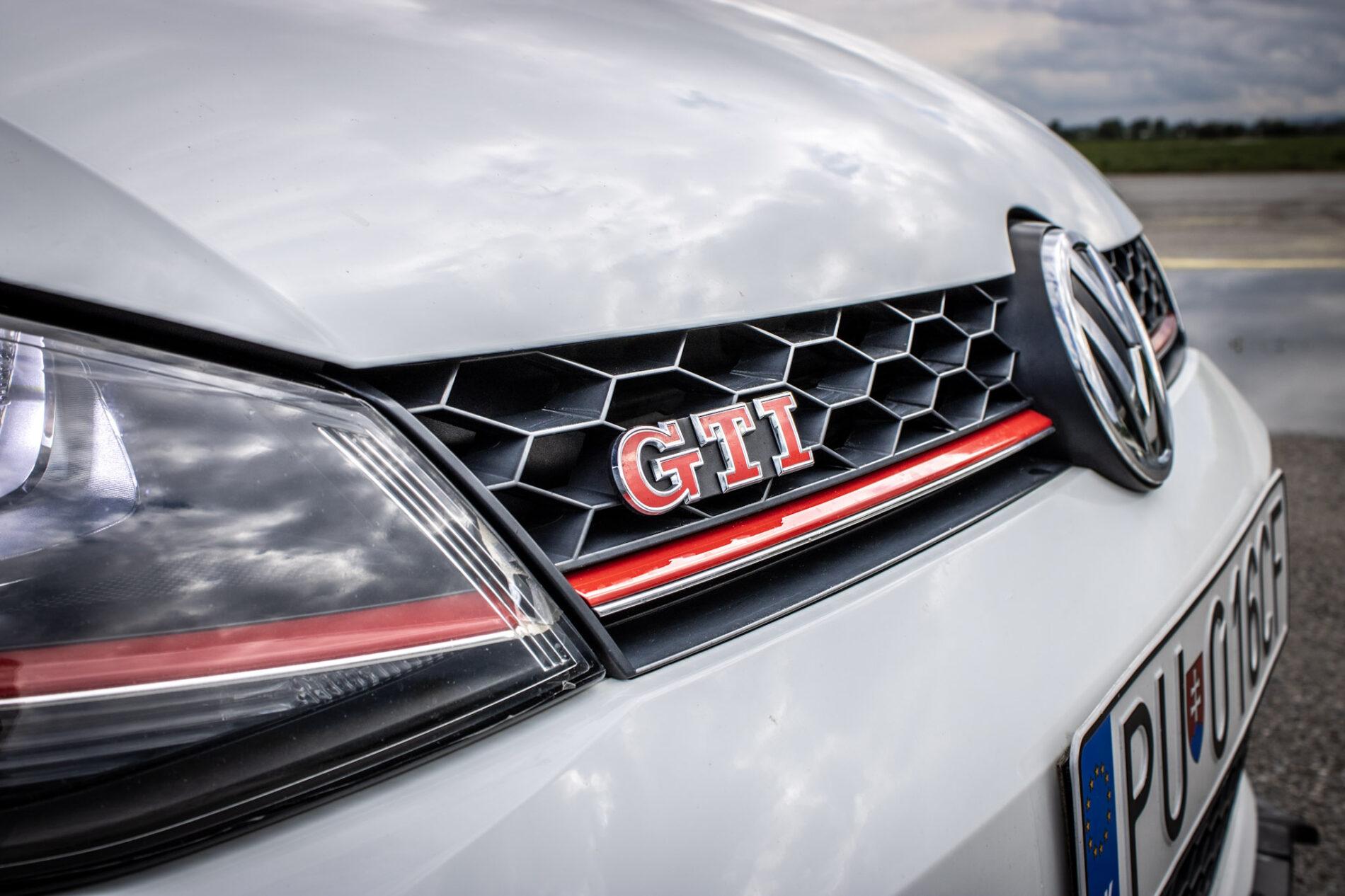 2016 Volkswagen Golf GTI, biela hatchback, 120 335 km
