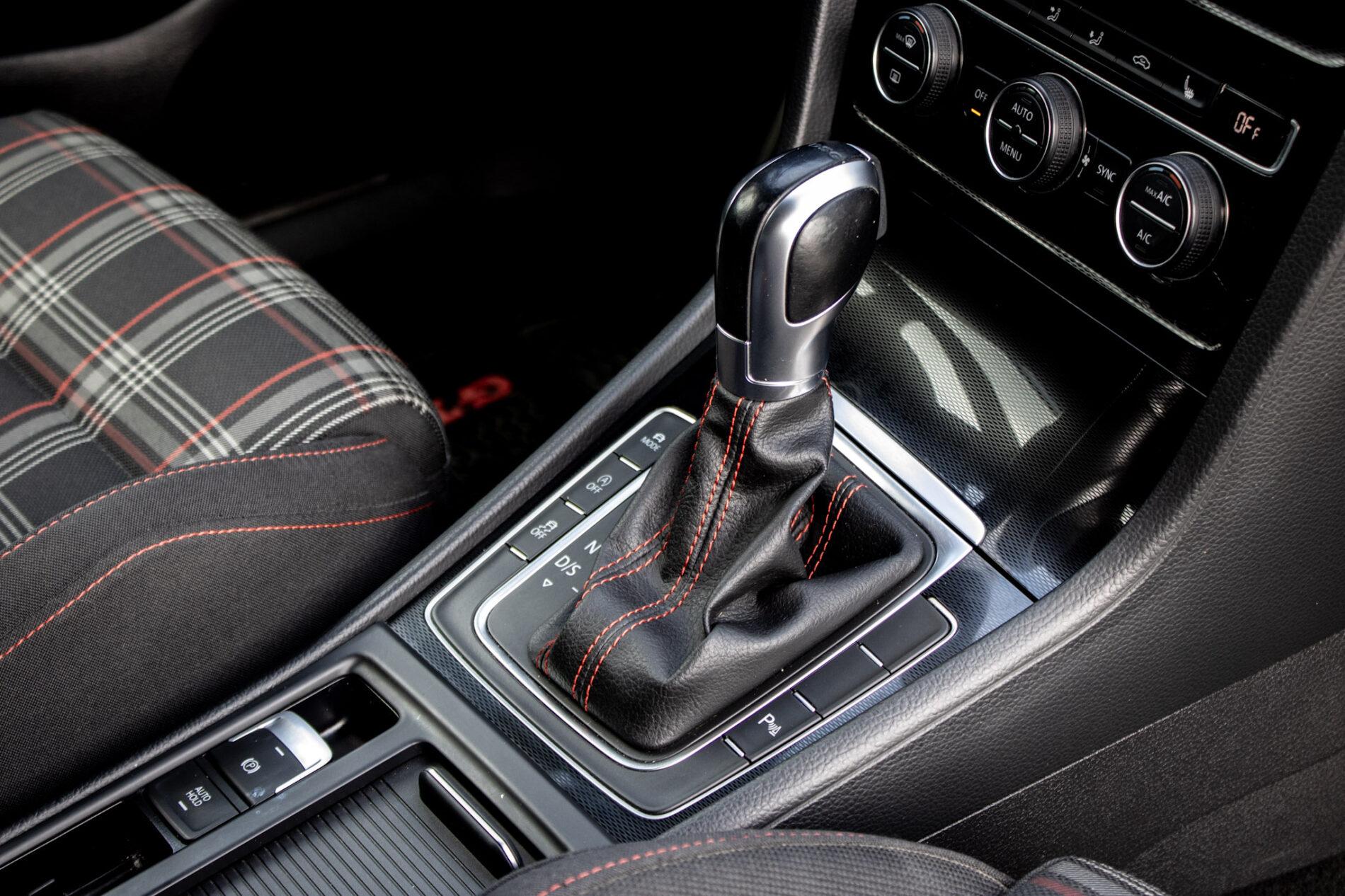 2016 Volkswagen Golf GTI, biela hatchback, 120 335 km