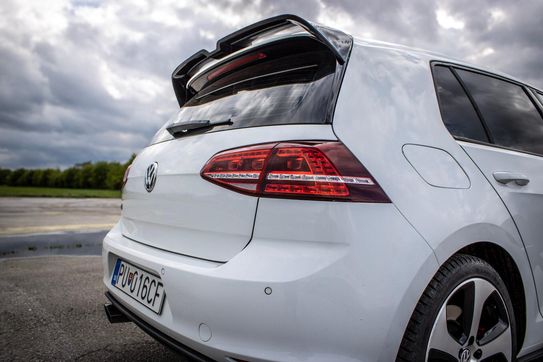 2016 Volkswagen Golf GTI, biela hatchback, 120 335 km