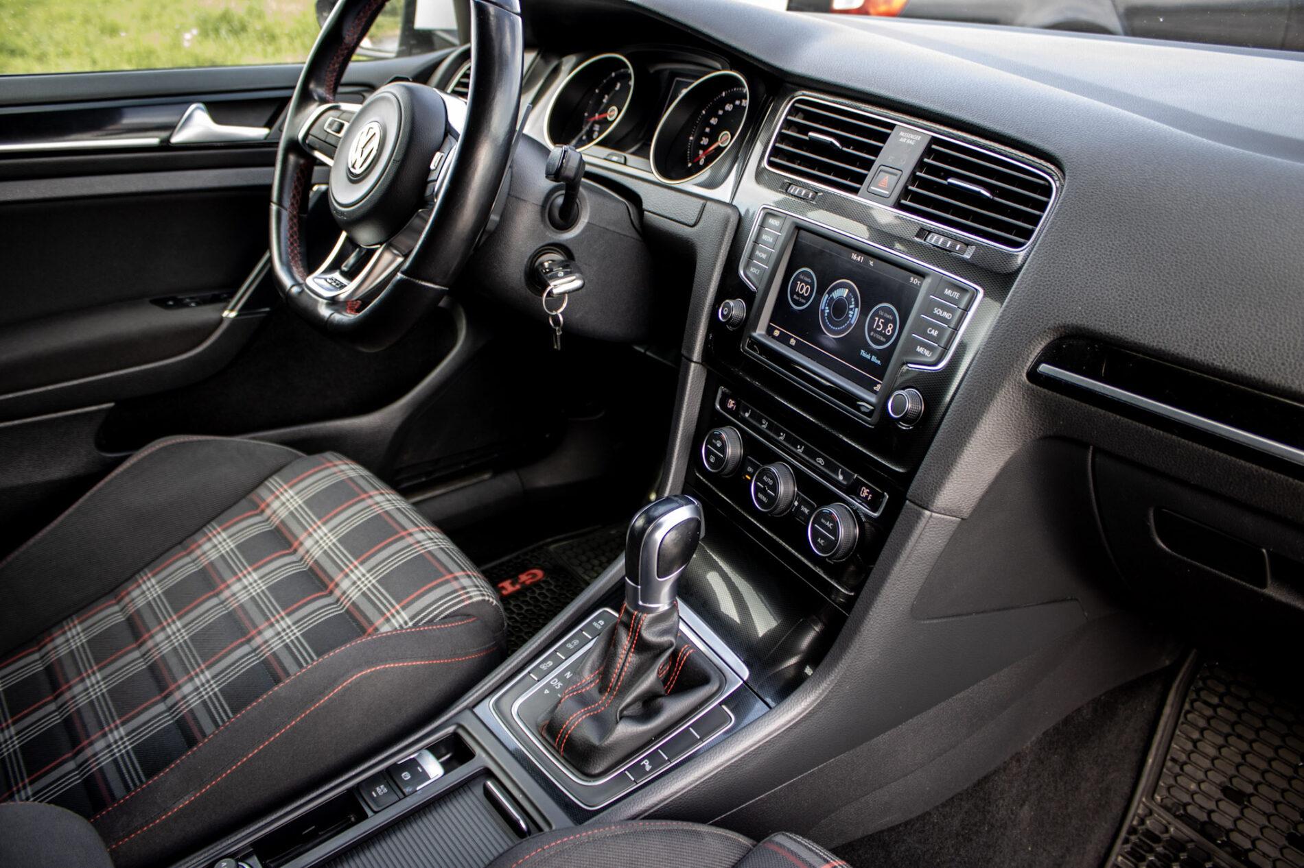 2016 Volkswagen Golf GTI, biela hatchback, 120 335 km