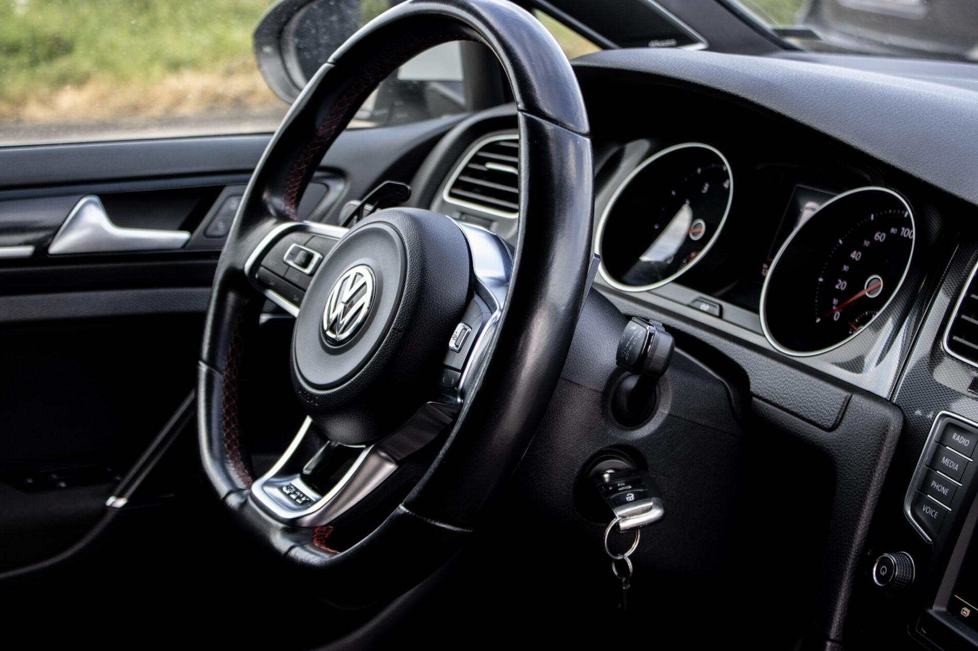 2016 Volkswagen Golf GTI, biela hatchback, 120 335 km