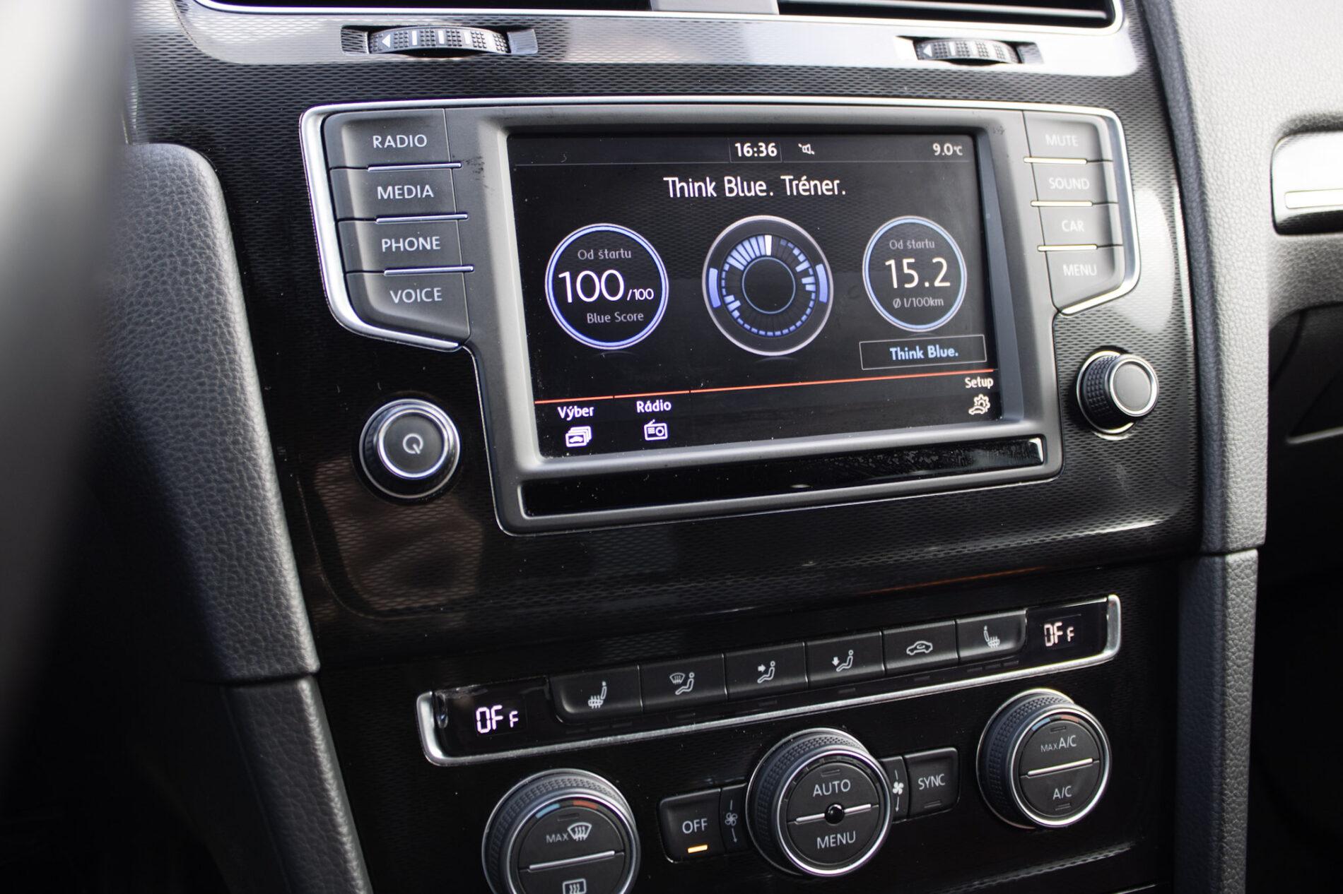 2016 Volkswagen Golf GTI, biela hatchback, 120 335 km