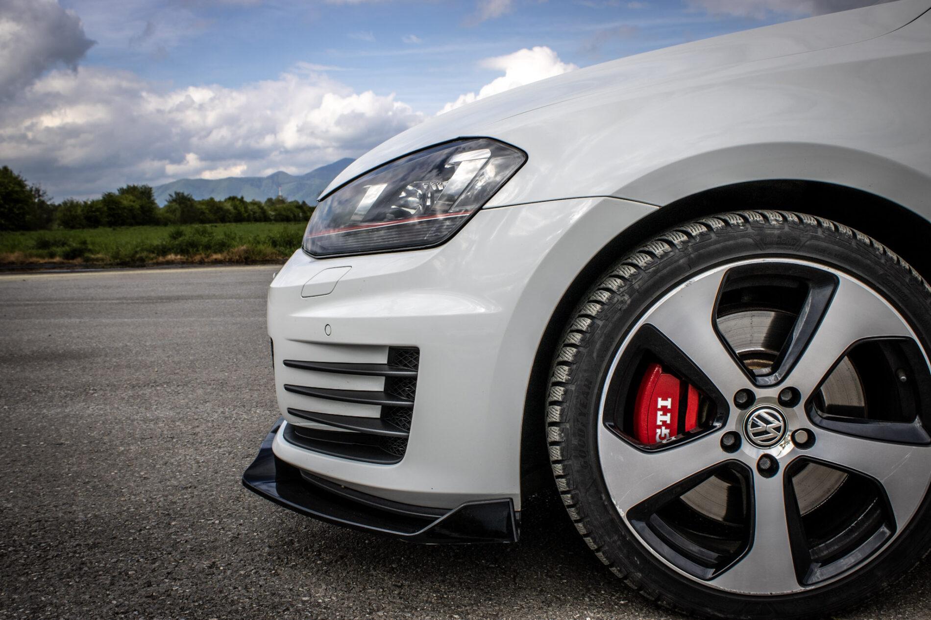 2016 Volkswagen Golf GTI, biela hatchback, 120 335 km
