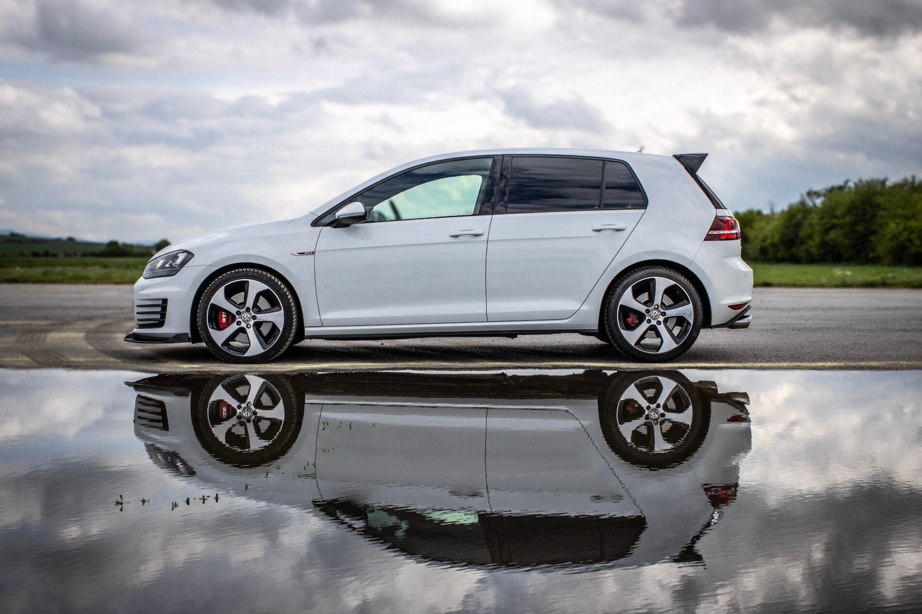 2016 Volkswagen Golf GTI, biela hatchback, 120 335 km