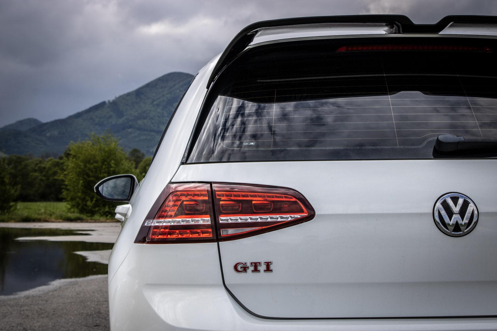 2016 Volkswagen Golf GTI, biela hatchback, 120 335 km