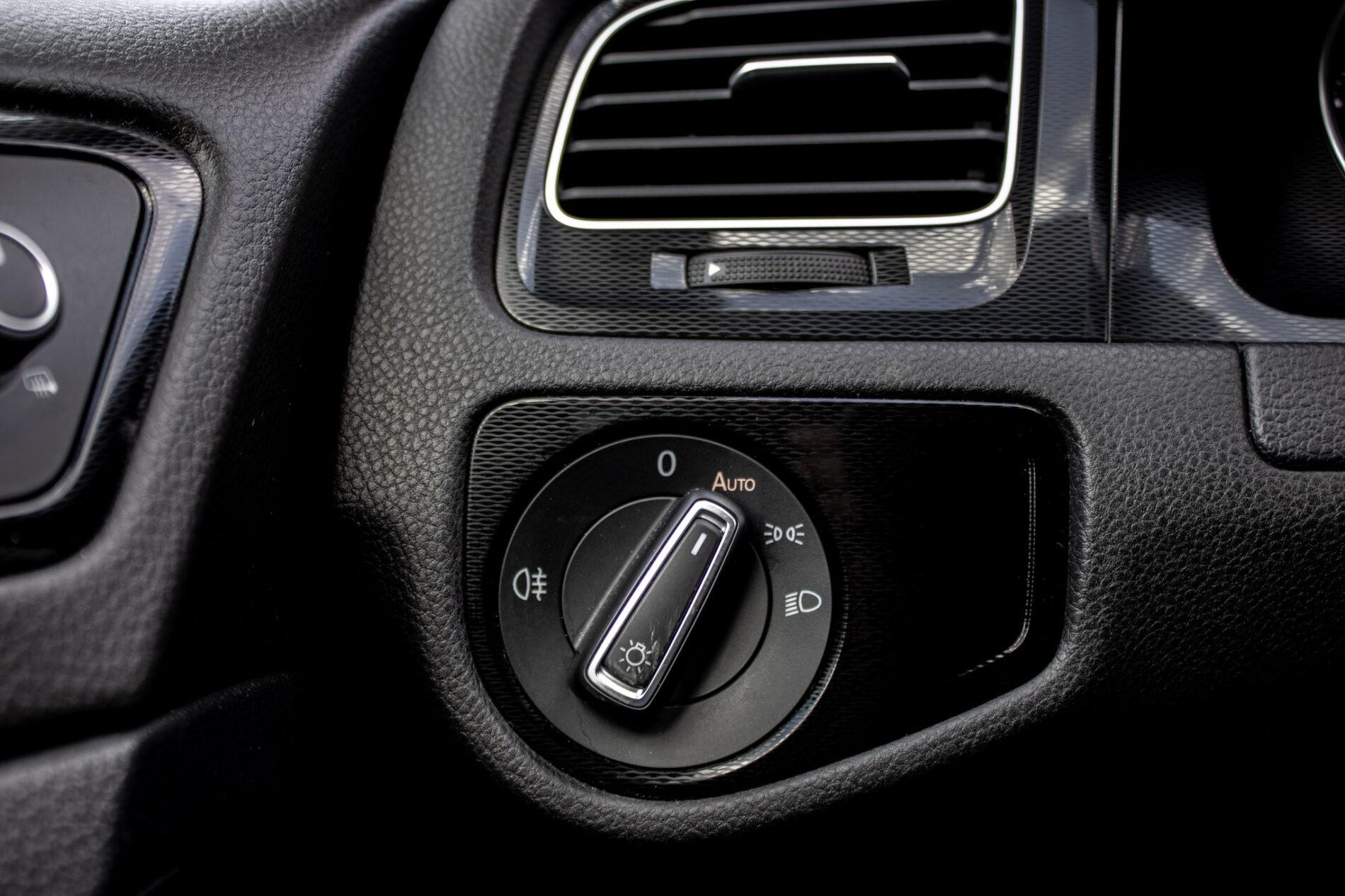 2016 Volkswagen Golf GTI, biela hatchback, 120 335 km