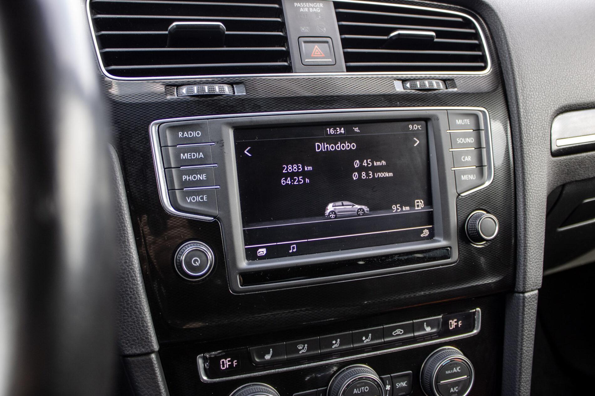 2016 Volkswagen Golf GTI, biela hatchback, 120 335 km