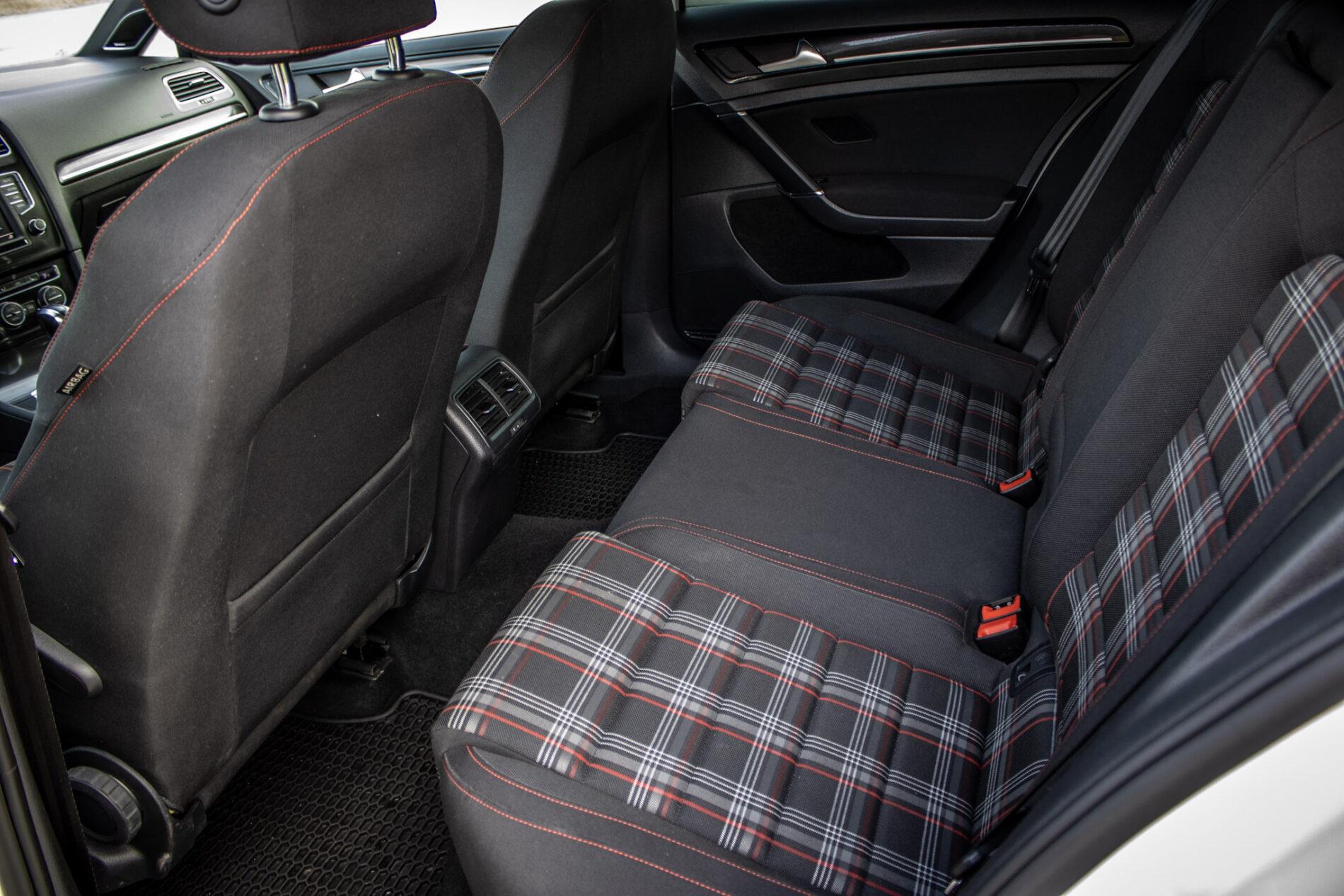 2016 Volkswagen Golf GTI, biela hatchback, 120 335 km