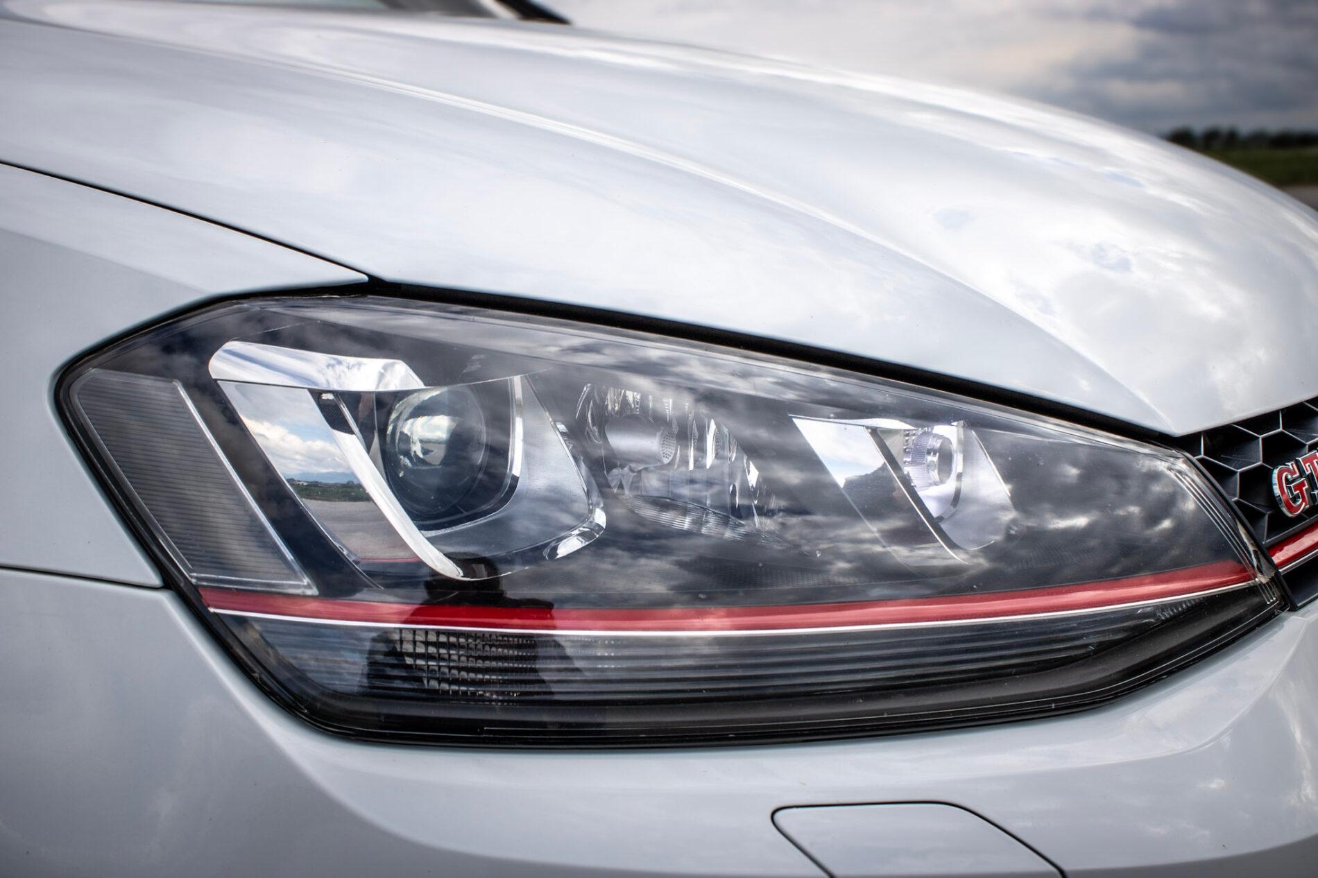 2016 Volkswagen Golf GTI, biela hatchback, 120 335 km