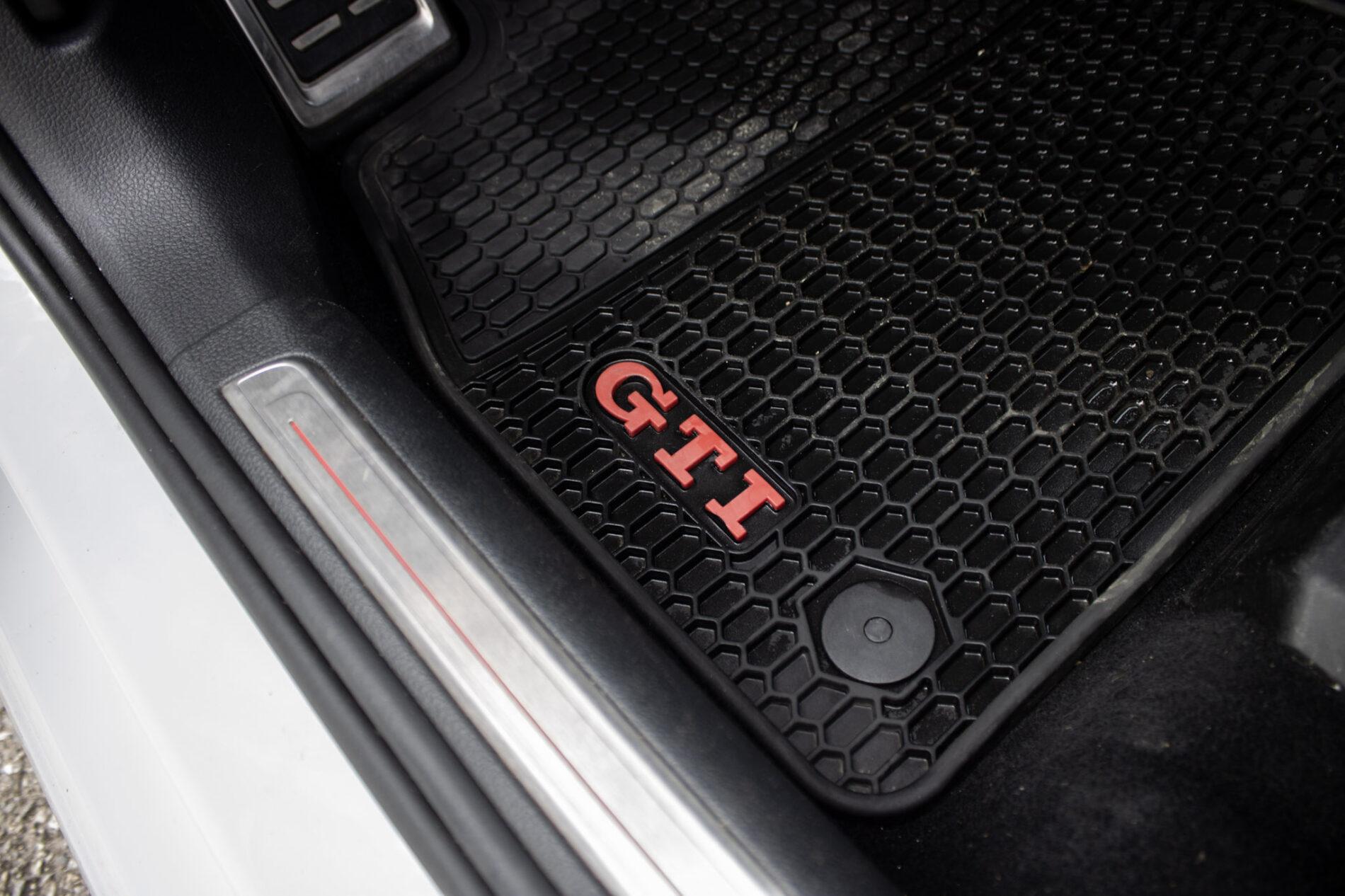 2016 Volkswagen Golf GTI, biela hatchback, 120 335 km
