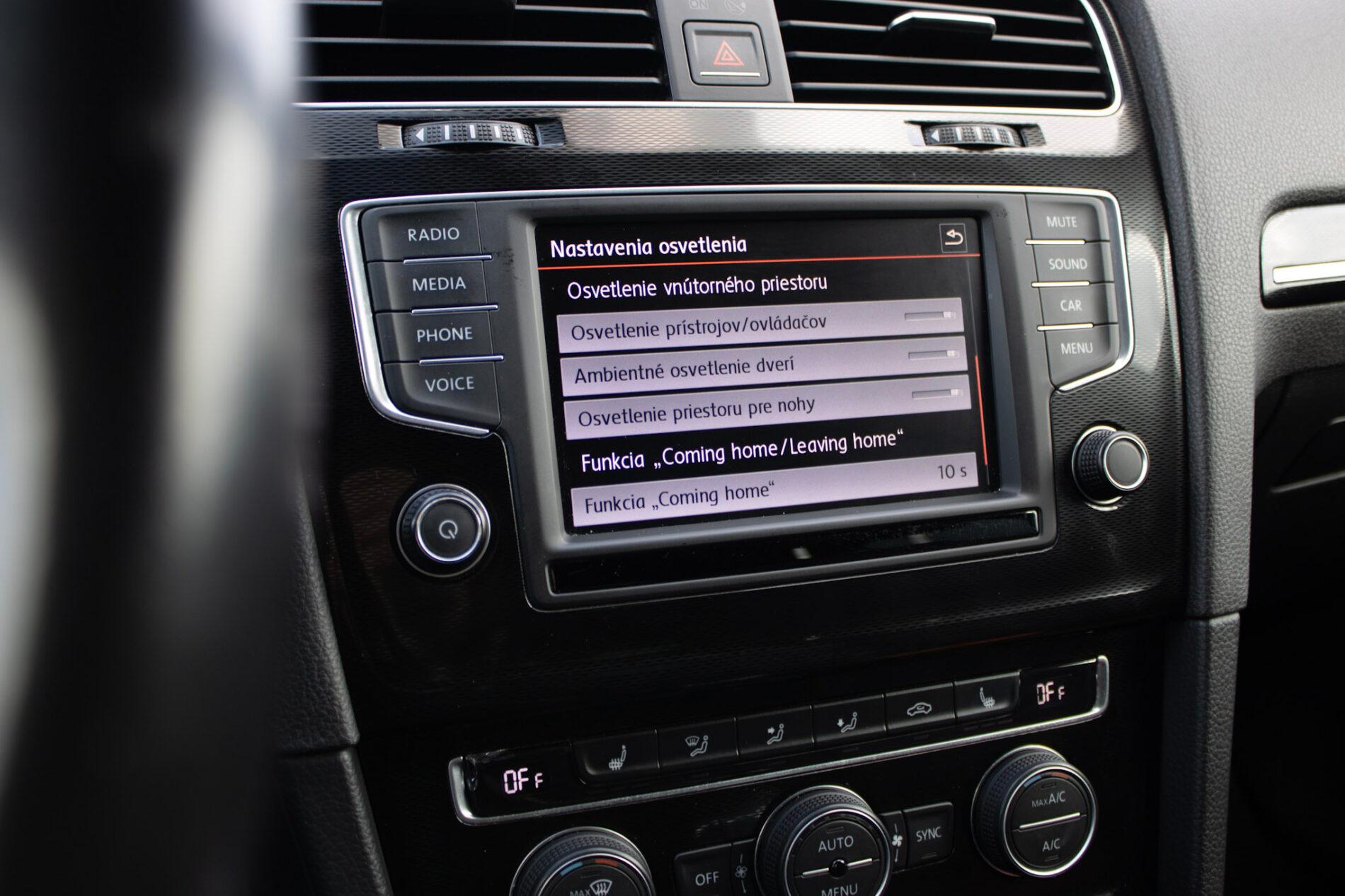2016 Volkswagen Golf GTI, biela hatchback, 120 335 km