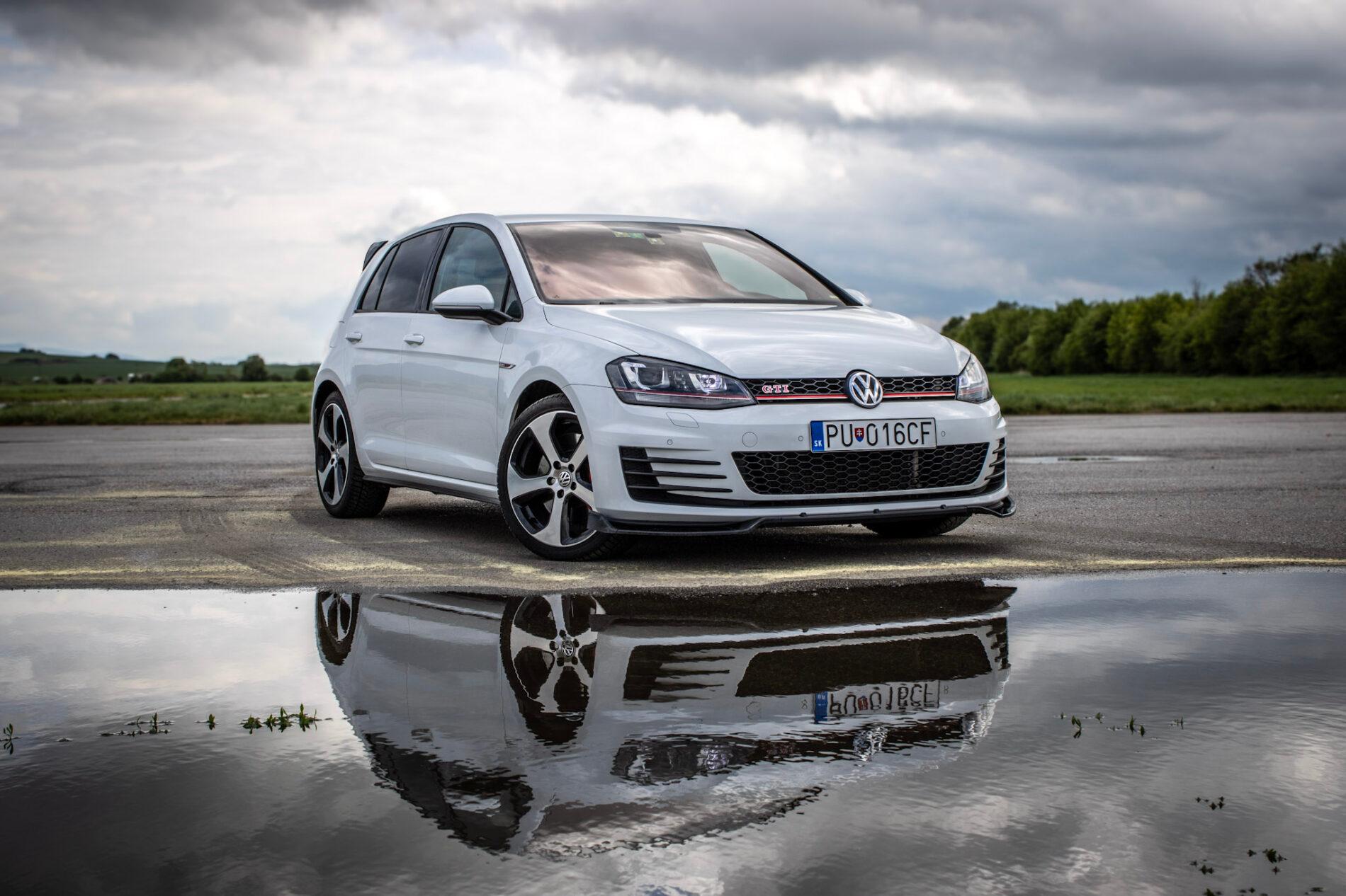 2016 Volkswagen Golf GTI, biela hatchback, 120 335 km