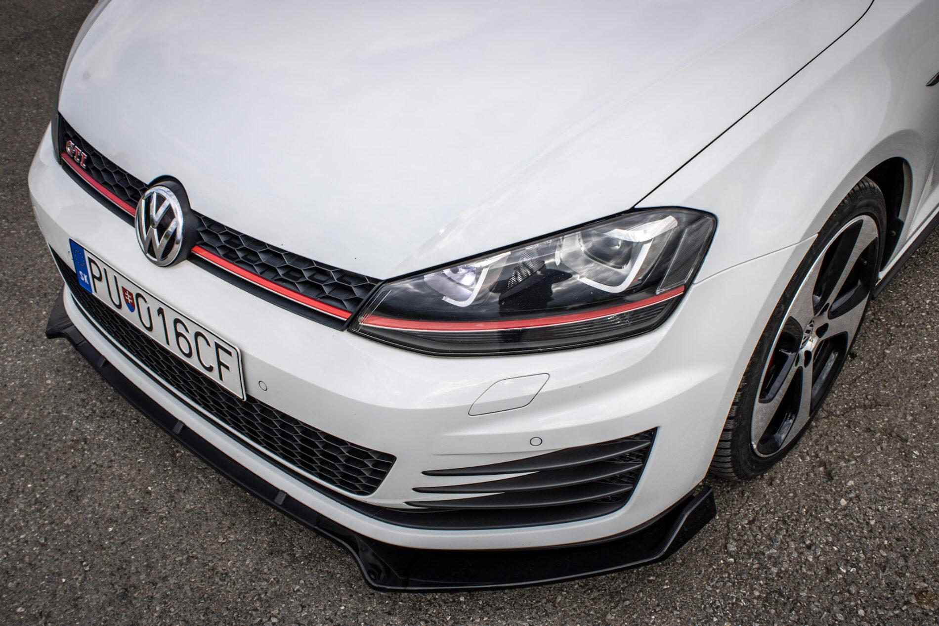 2016 Volkswagen Golf GTI, biela hatchback, 120 335 km