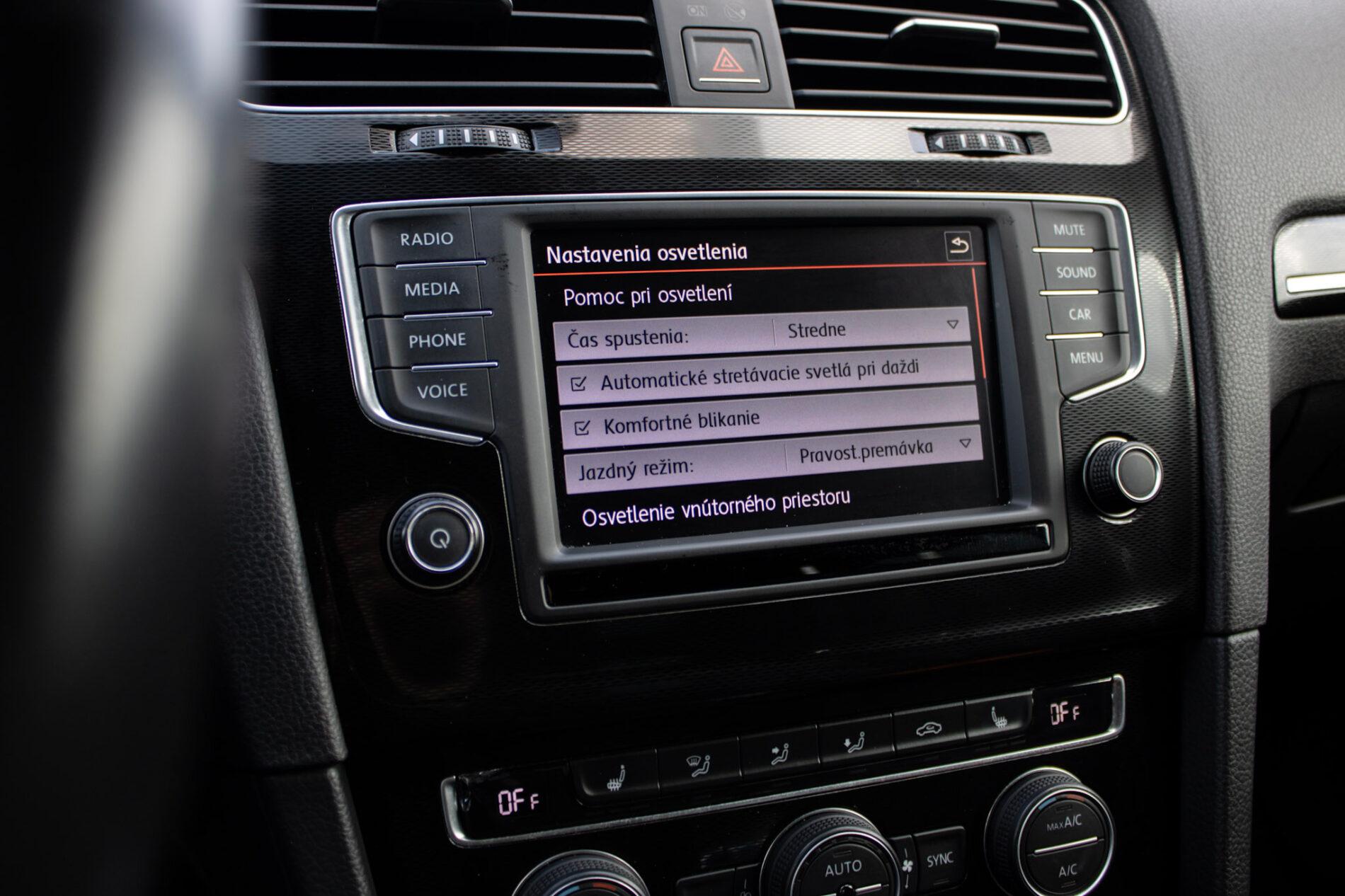 2016 Volkswagen Golf GTI, biela hatchback, 120 335 km