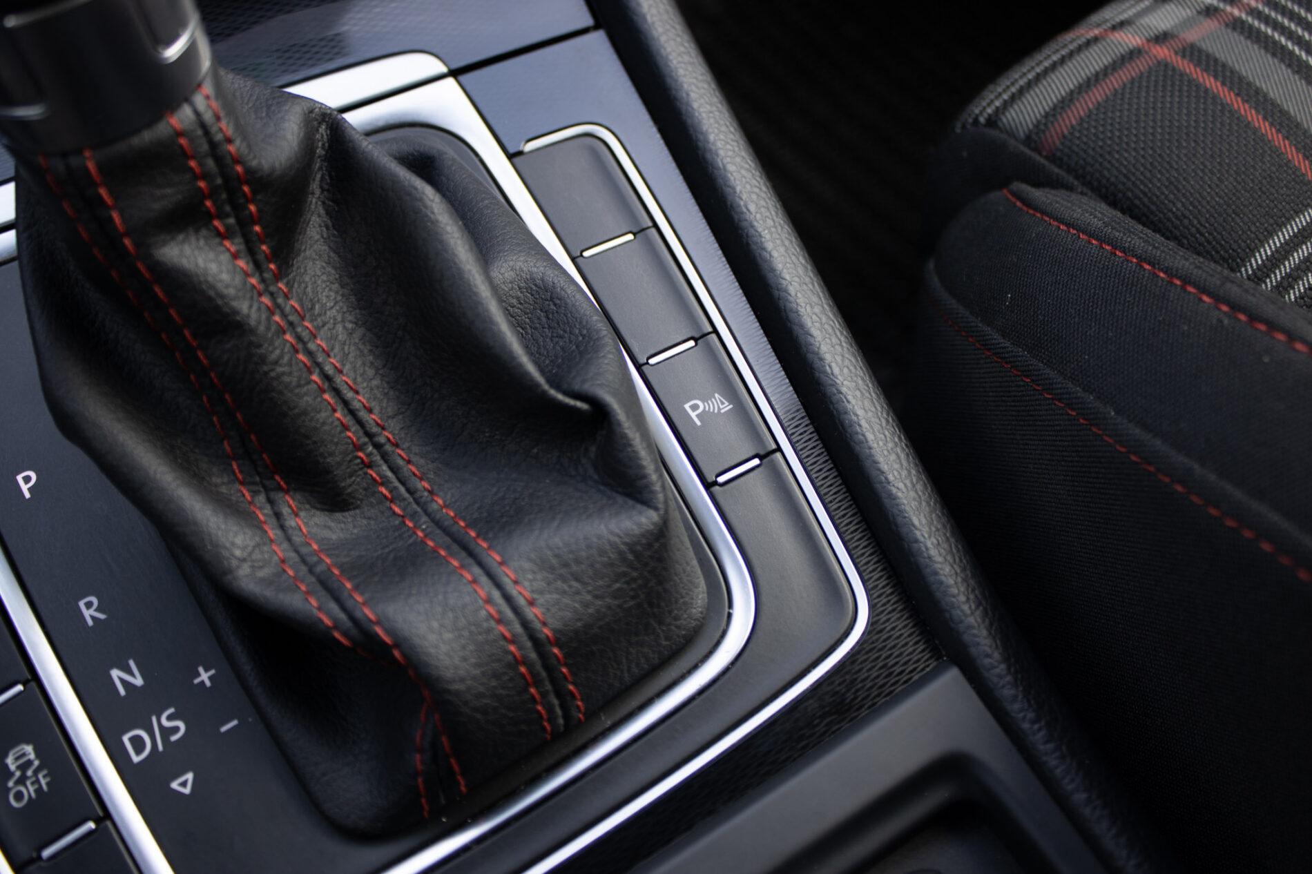 2016 Volkswagen Golf GTI, biela hatchback, 120 335 km