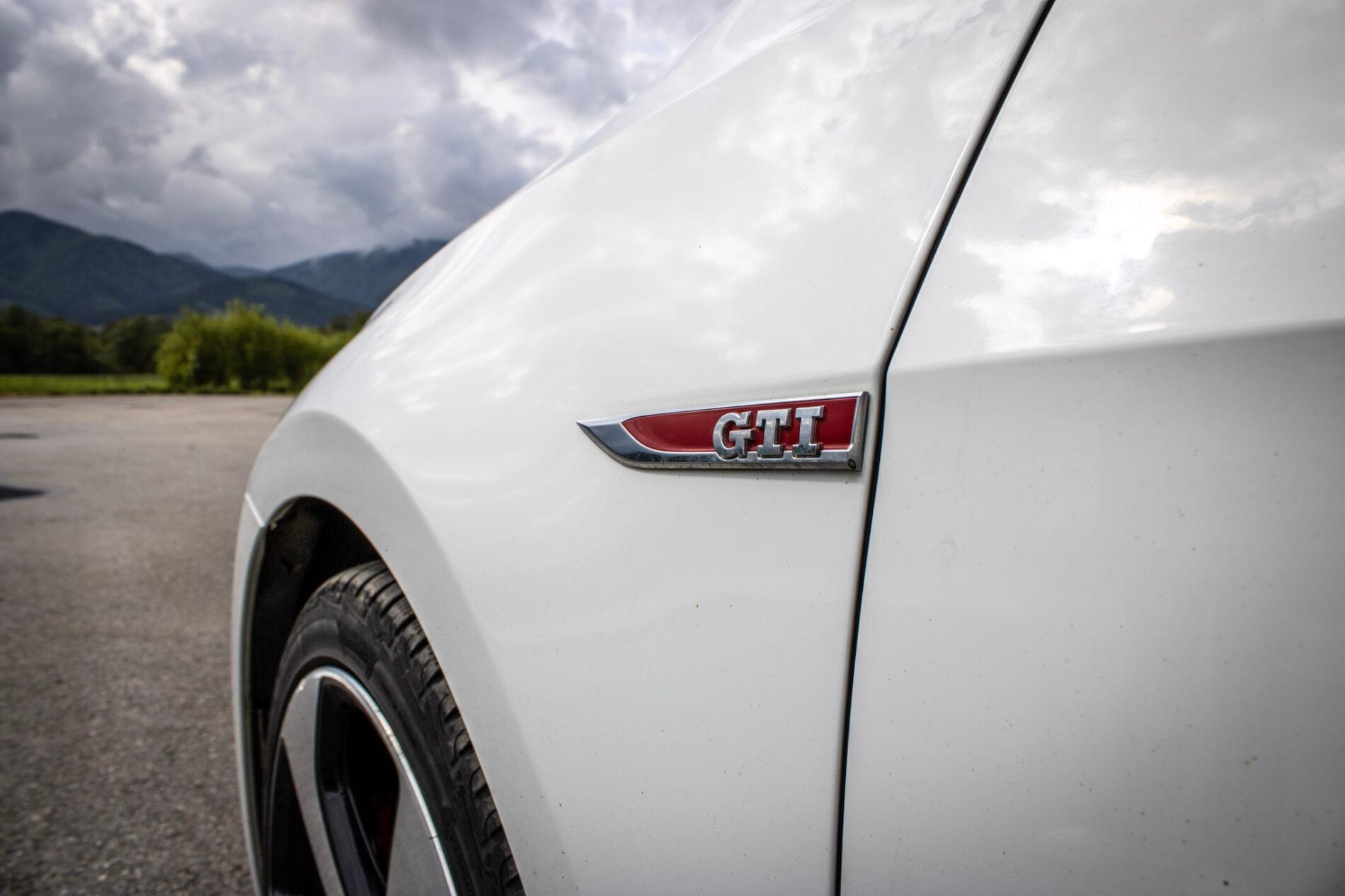 2016 Volkswagen Golf GTI, biela hatchback, 120 335 km
