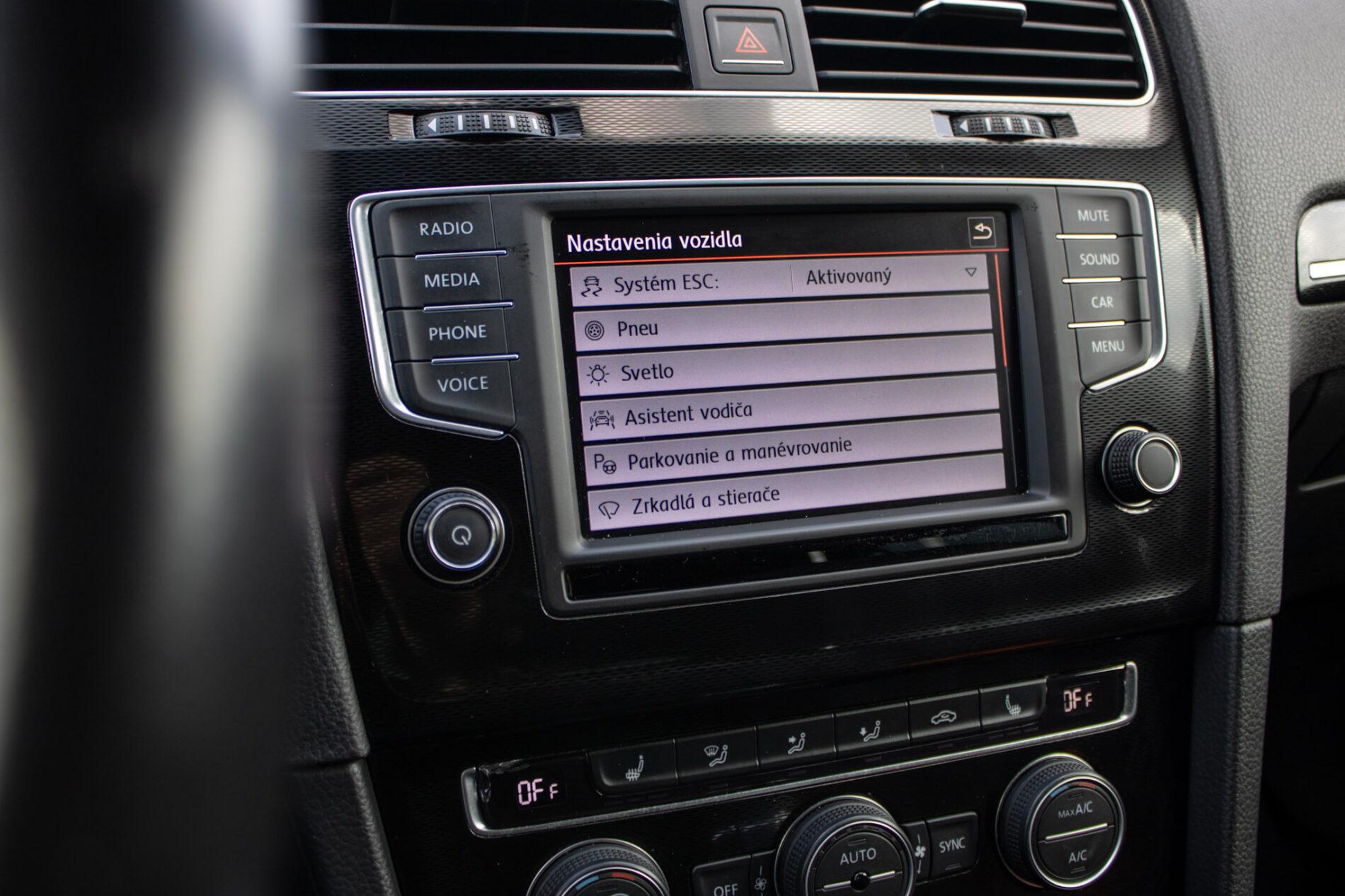 2016 Volkswagen Golf GTI, biela hatchback, 120 335 km