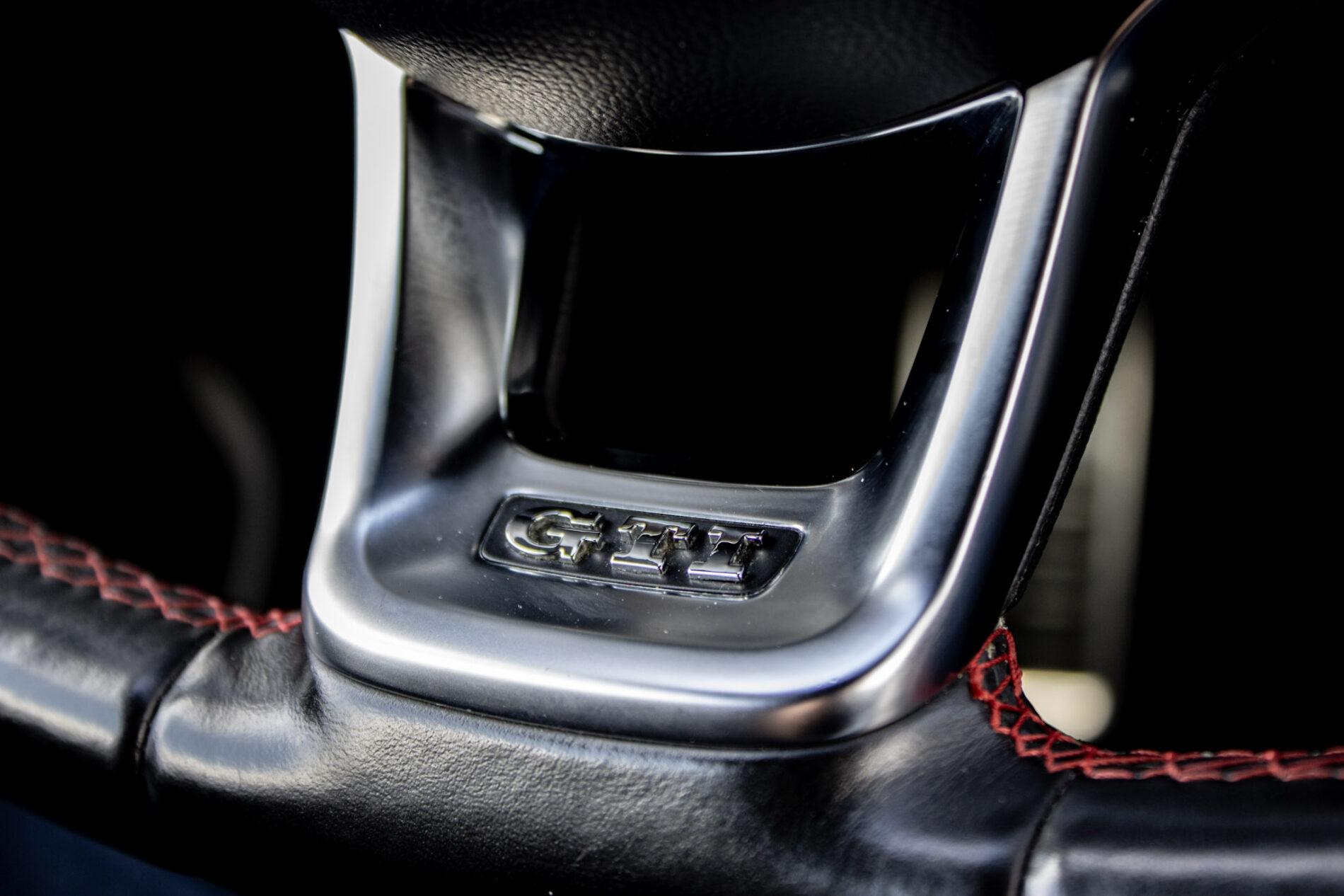 2016 Volkswagen Golf GTI, biela hatchback, 120 335 km