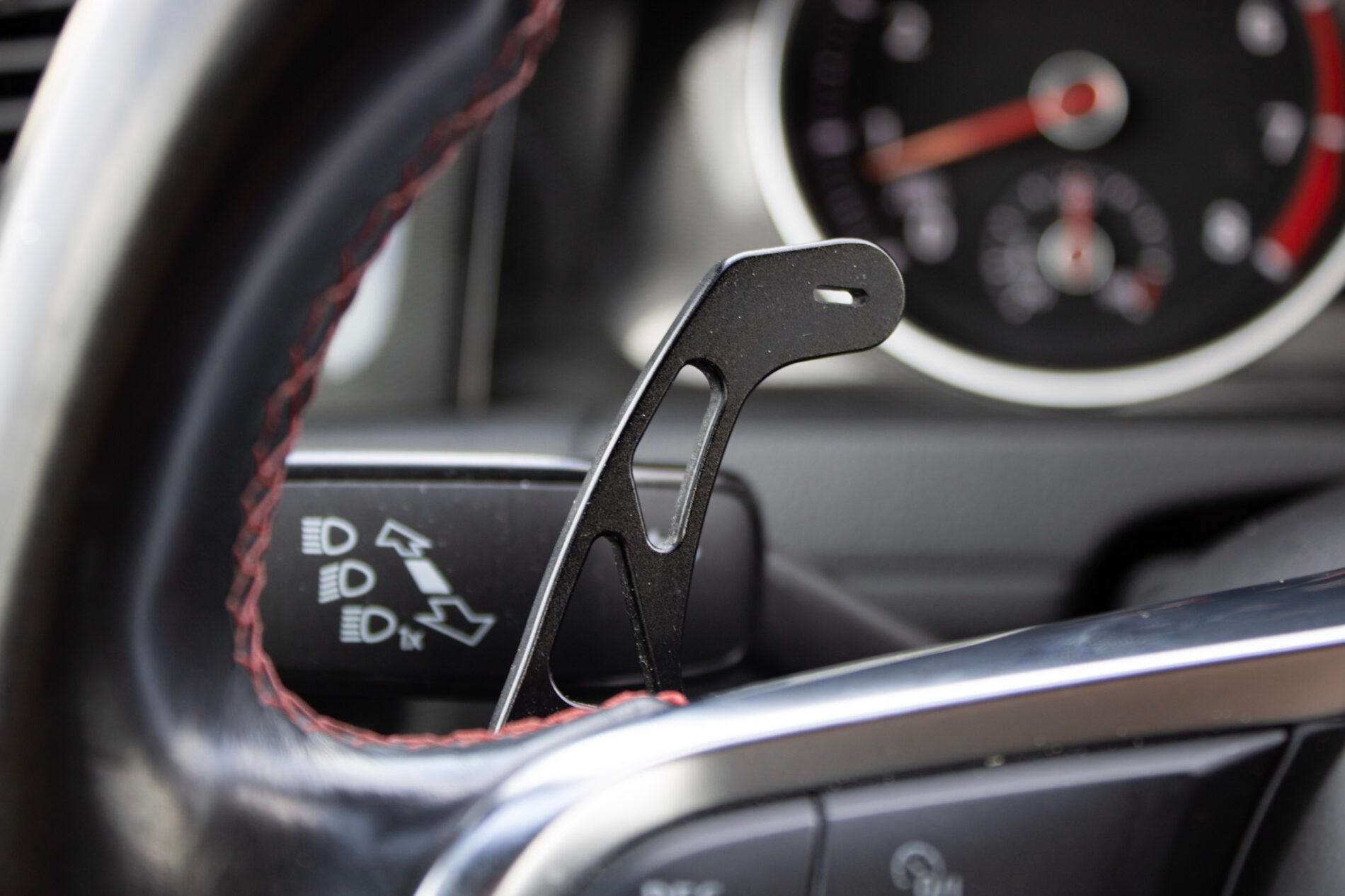 2016 Volkswagen Golf GTI, biela hatchback, 120 335 km