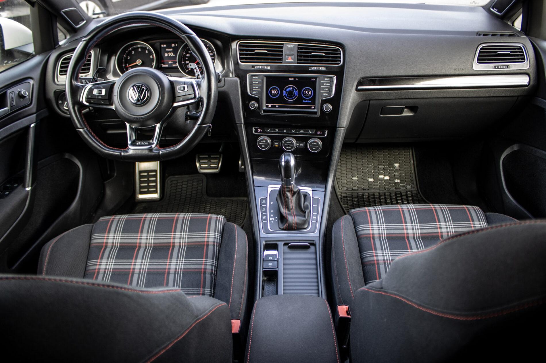 2016 Volkswagen Golf GTI, biela hatchback, 120 335 km