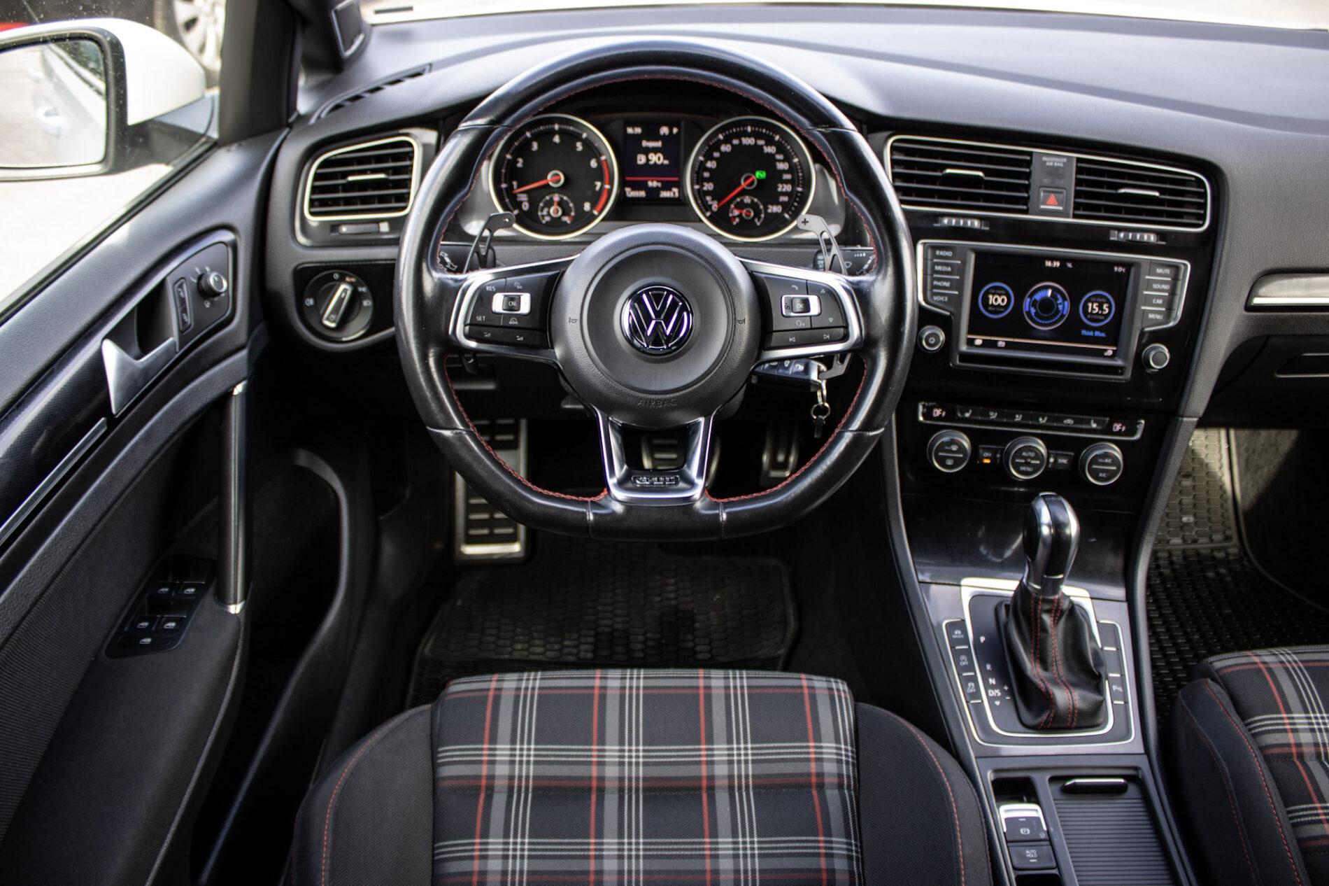 2016 Volkswagen Golf GTI, biela hatchback, 120 335 km