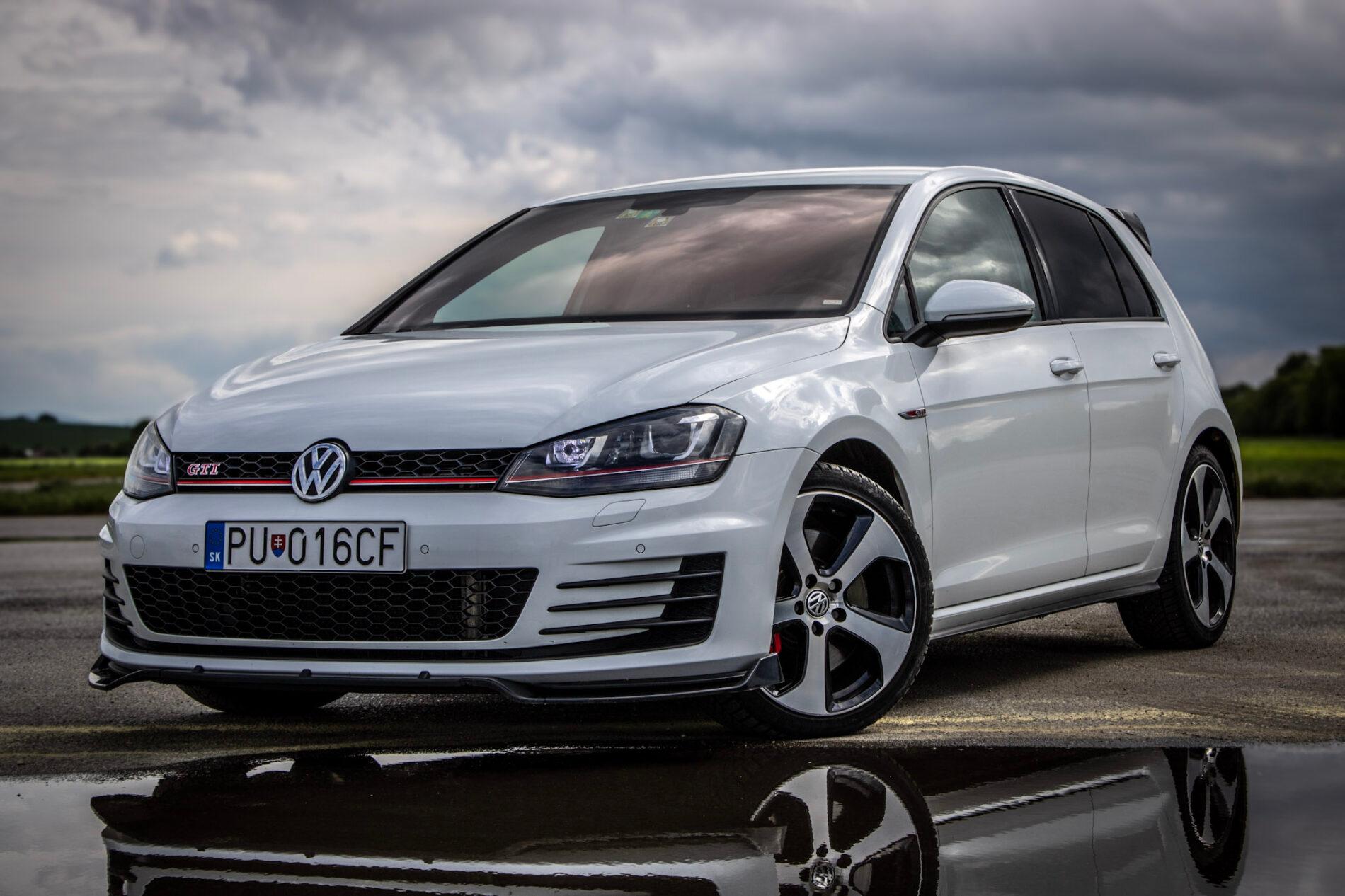 2016 Volkswagen Golf GTI, biela hatchback, 120 335 km
