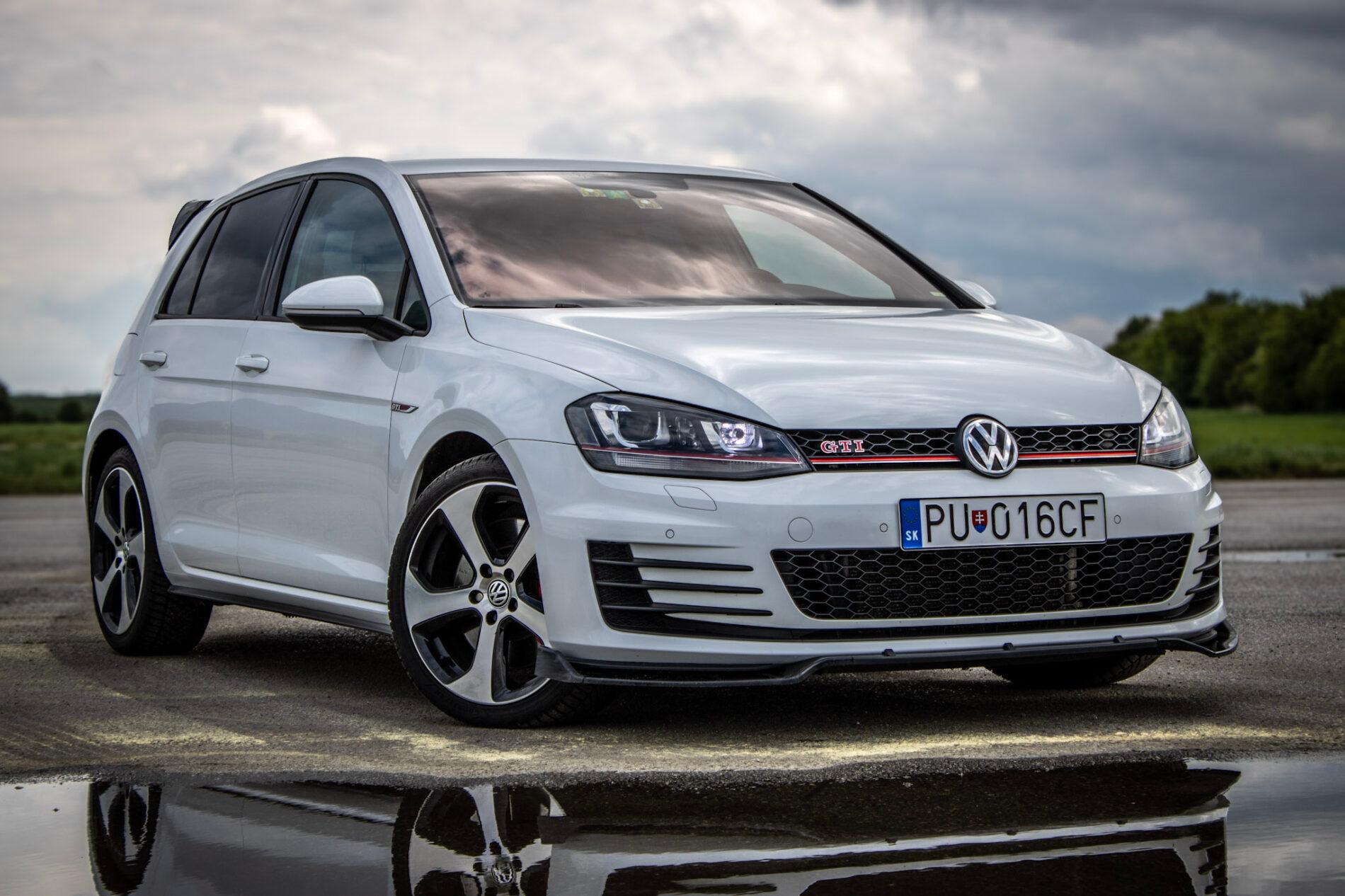 2016 Volkswagen Golf GTI, biela hatchback, 120 335 km