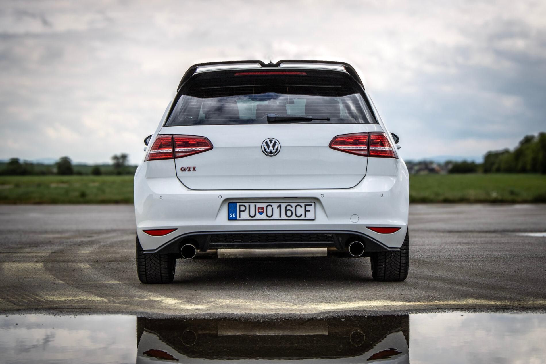 2016 Volkswagen Golf GTI, biela hatchback, 120 335 km