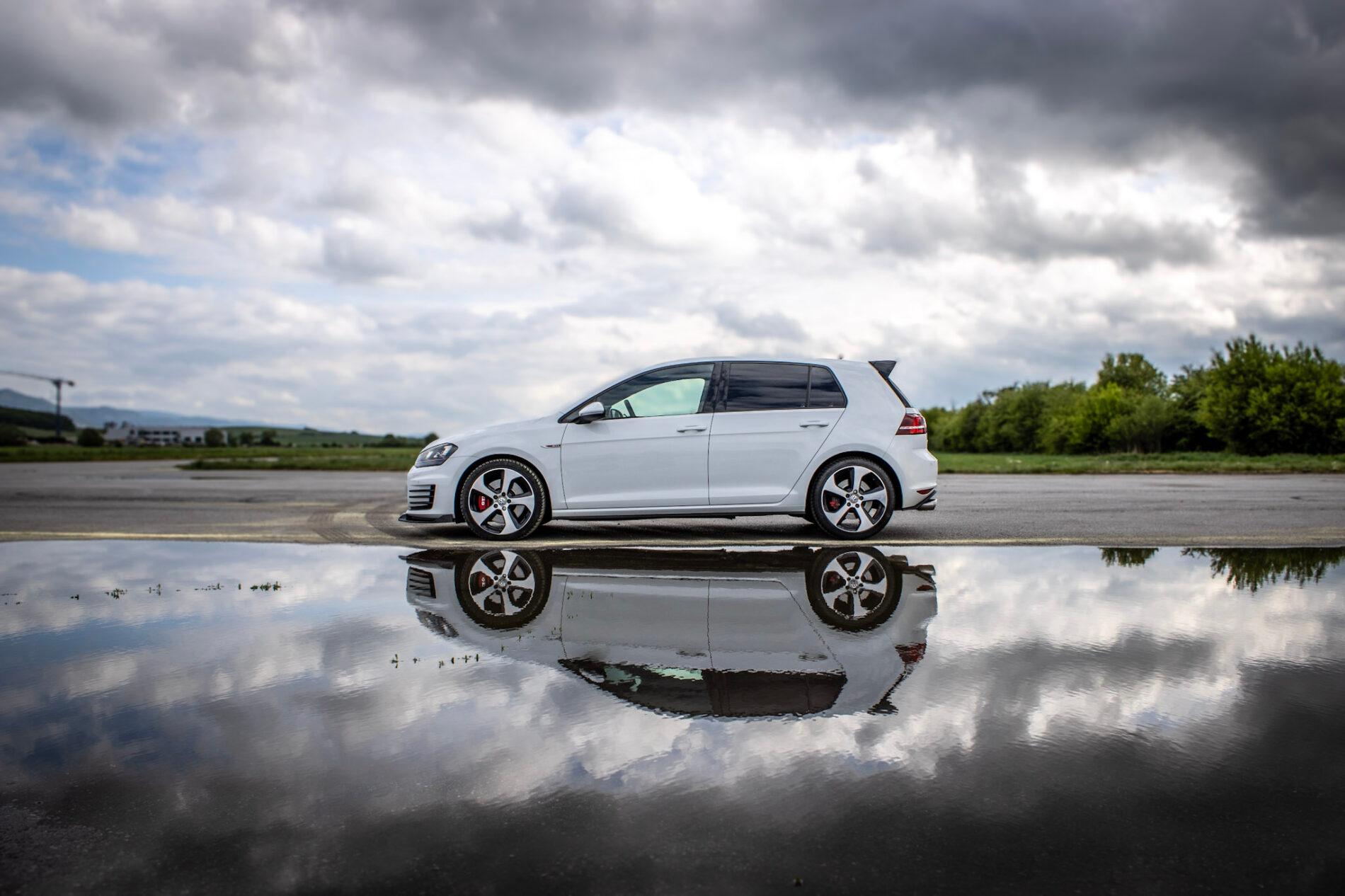 2016 Volkswagen Golf GTI, biela hatchback, 120 335 km