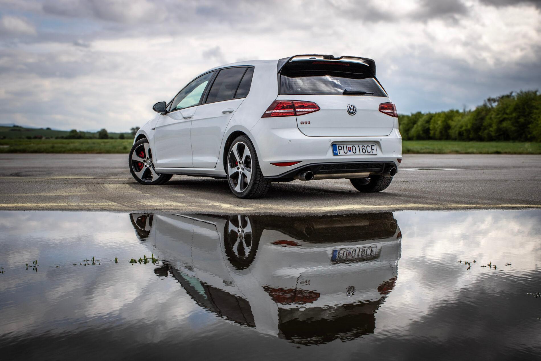 2016 Volkswagen Golf GTI, biela hatchback, 120 335 km