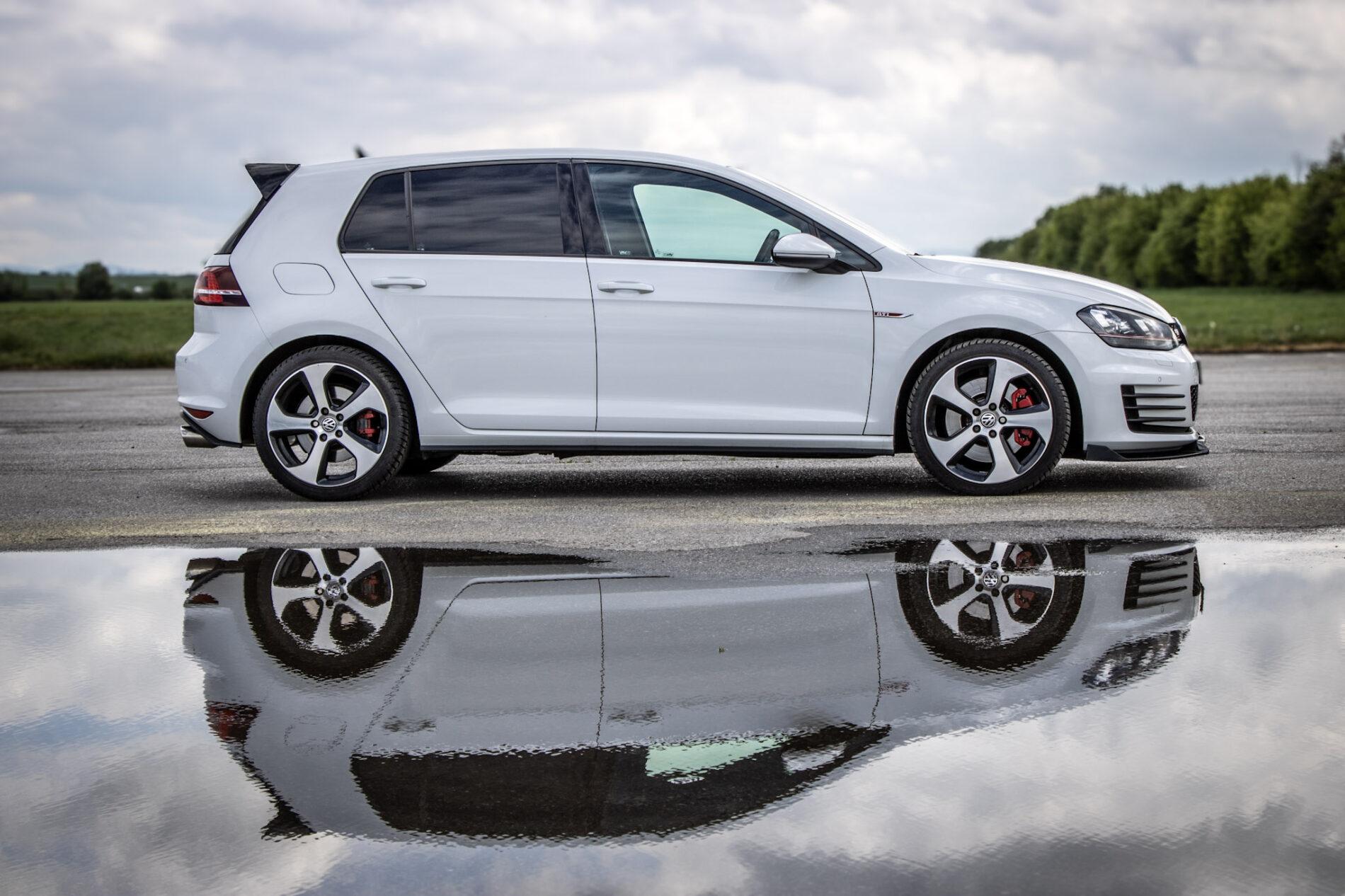 2016 Volkswagen Golf GTI, biela hatchback, 120 335 km