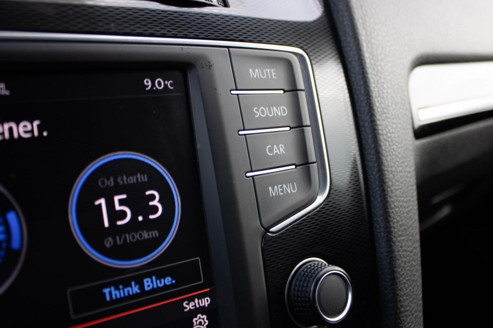 2016 Volkswagen Golf GTI, biela hatchback, 120 335 km