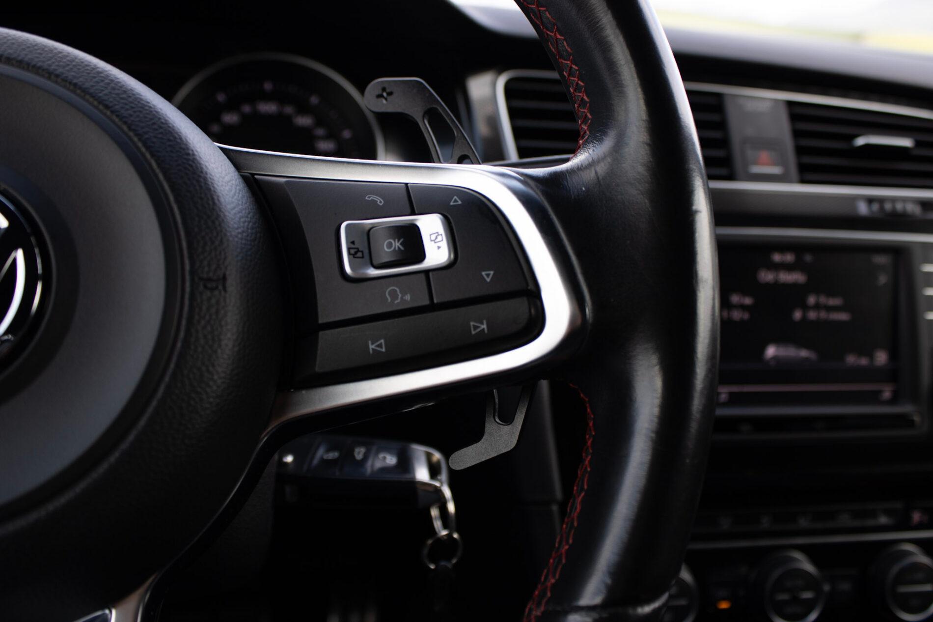 2016 Volkswagen Golf GTI, biela hatchback, 120 335 km