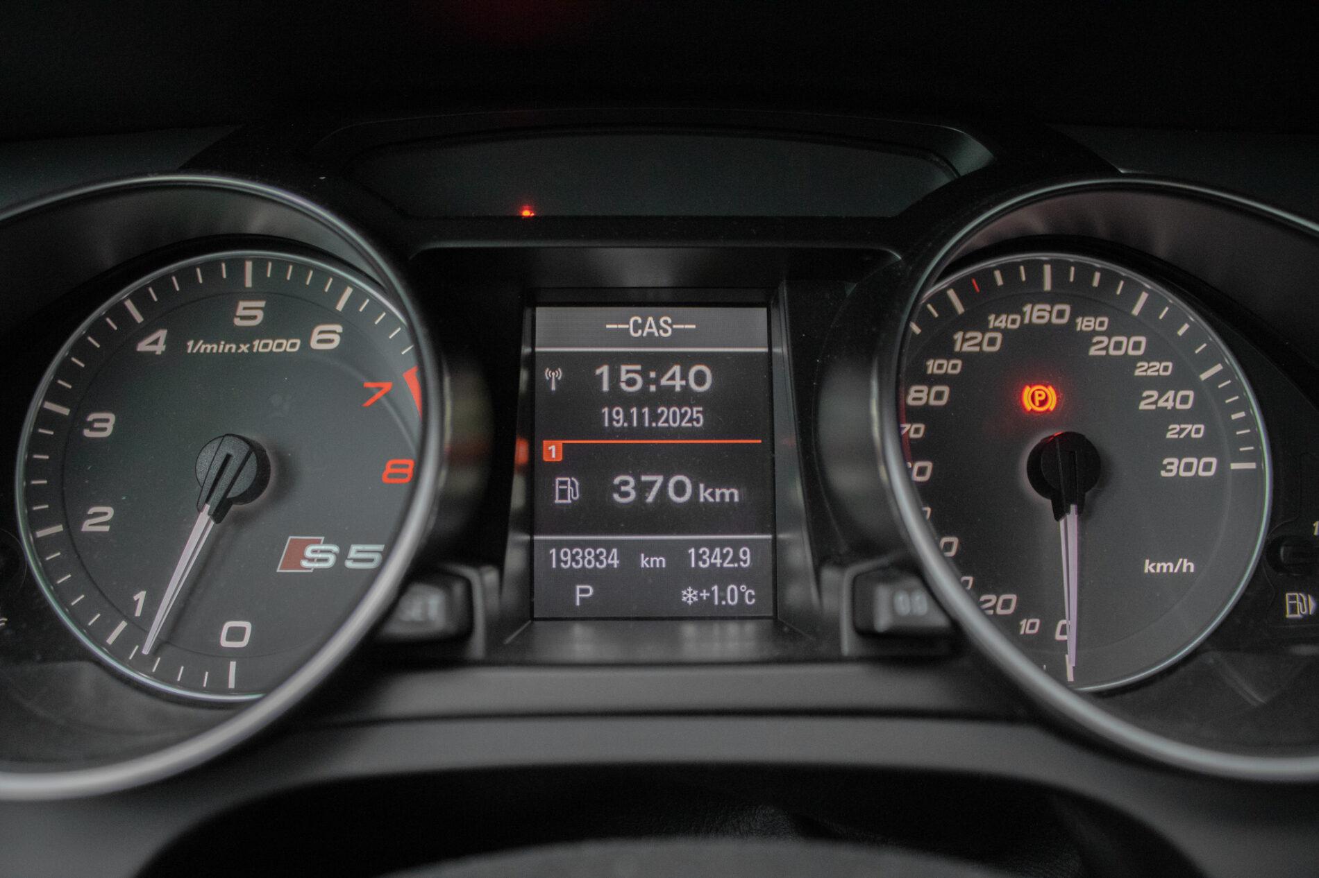 2011 AUDI S5, biela sedan, 193 834 km