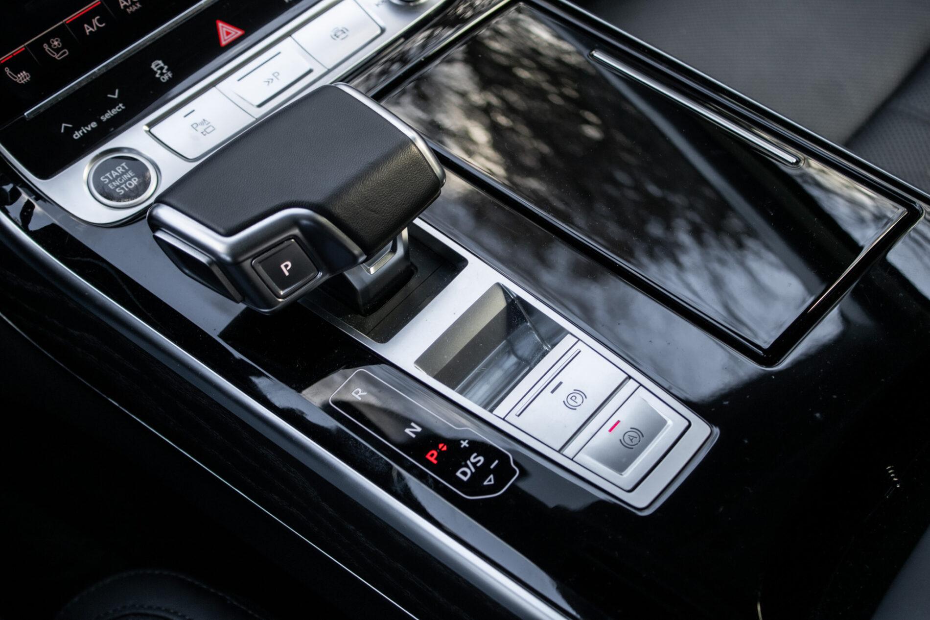 2023 AUDI A8, čierna sedan, 45 533 km