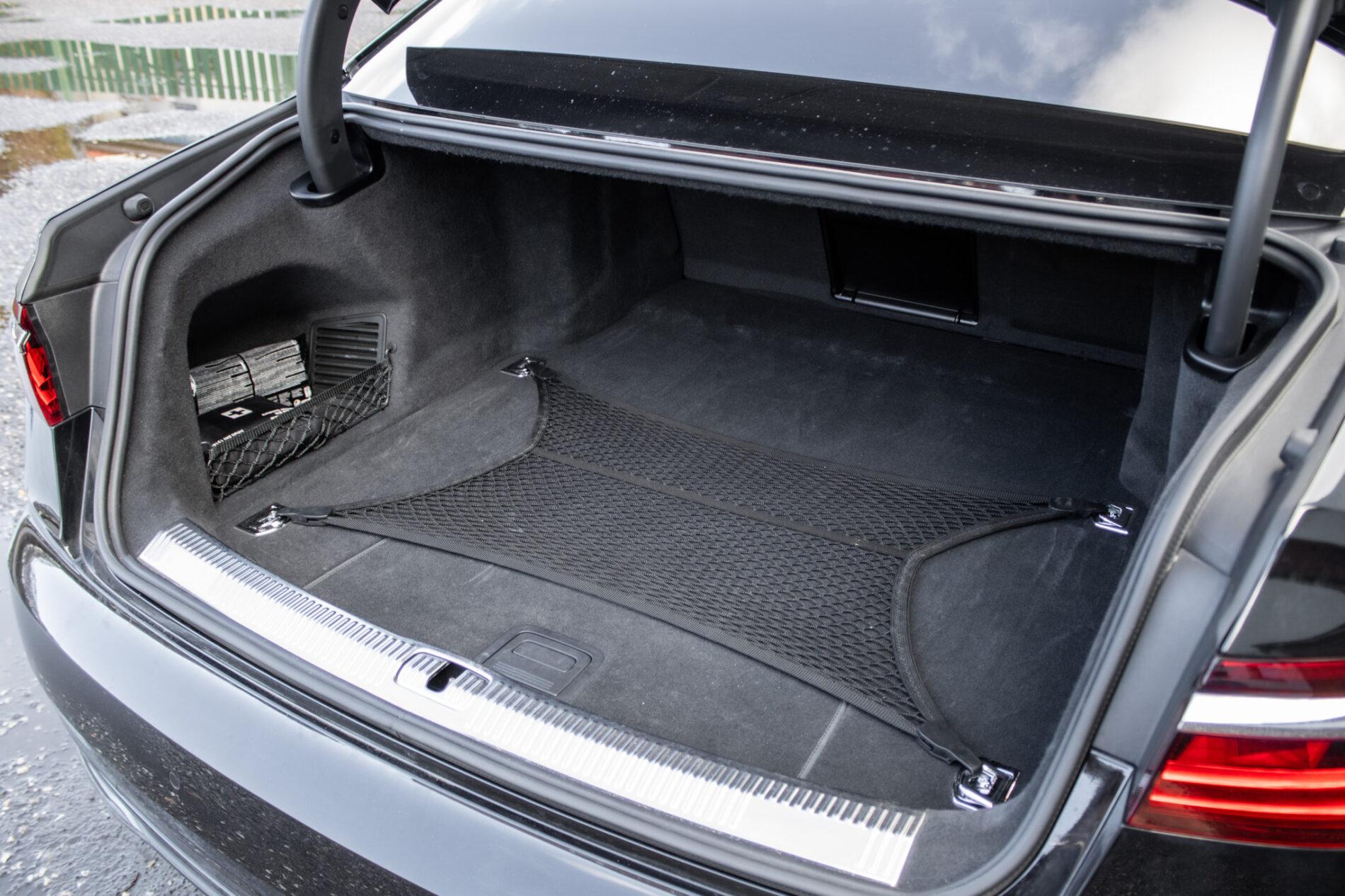 2023 AUDI A8, čierna sedan, 45 533 km
