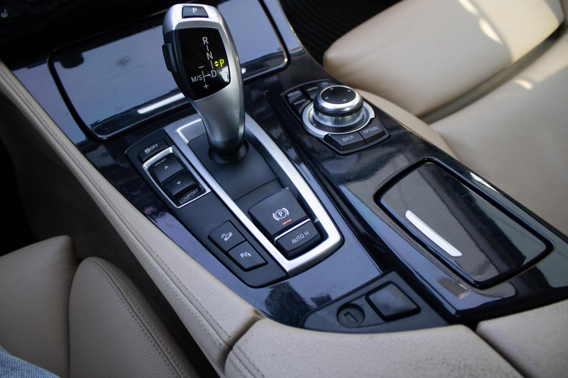 2013 BMW 530d, čierna sedan, 303 000 km
