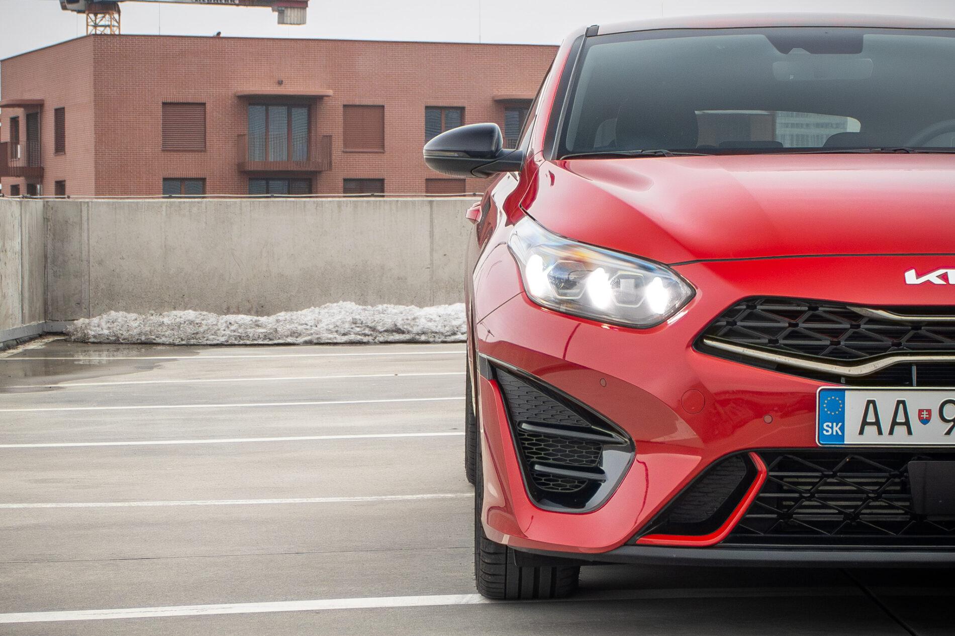 2024 Kia ProCeed GT, červená kombi, 13 654 km