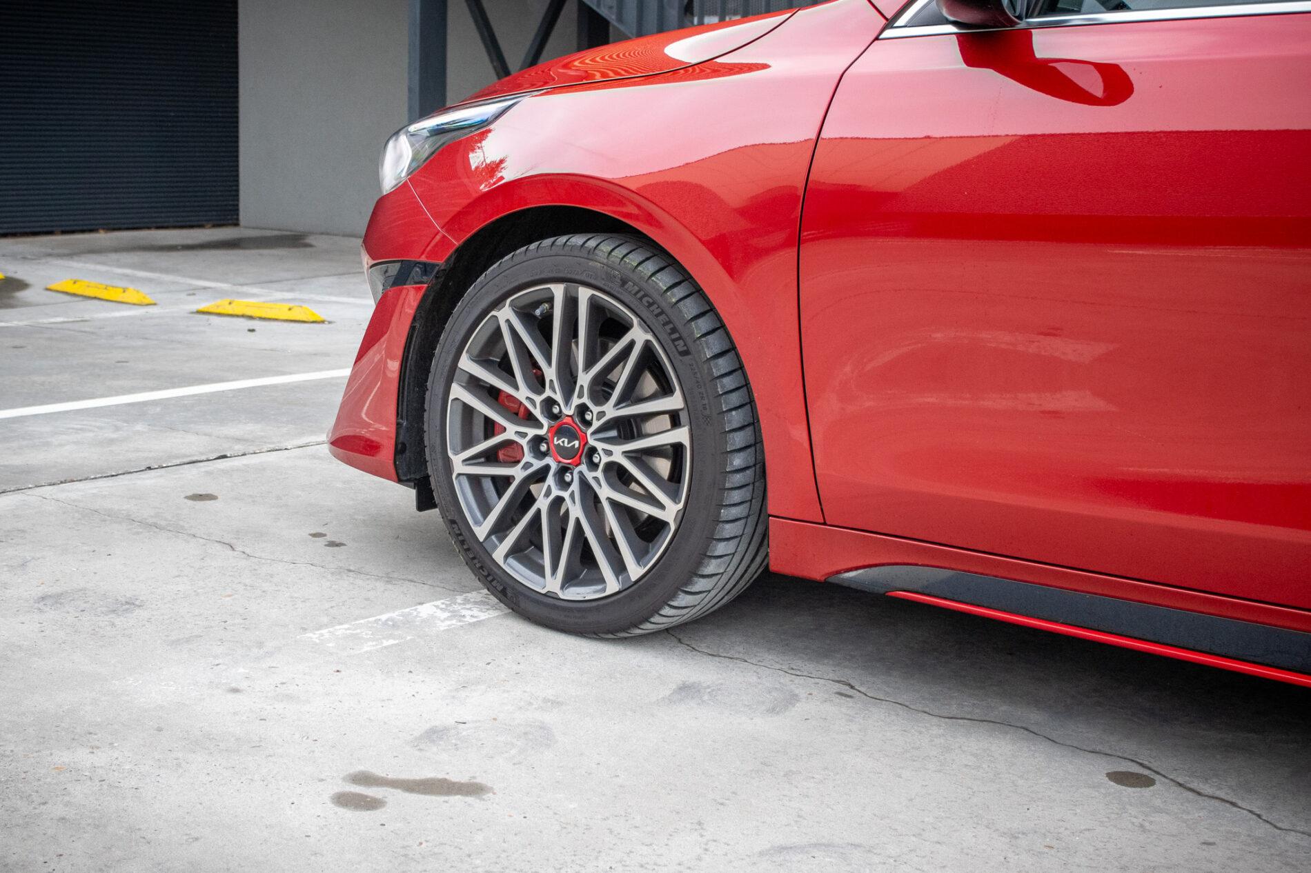 2024 Kia ProCeed GT, červená kombi, 13 654 km