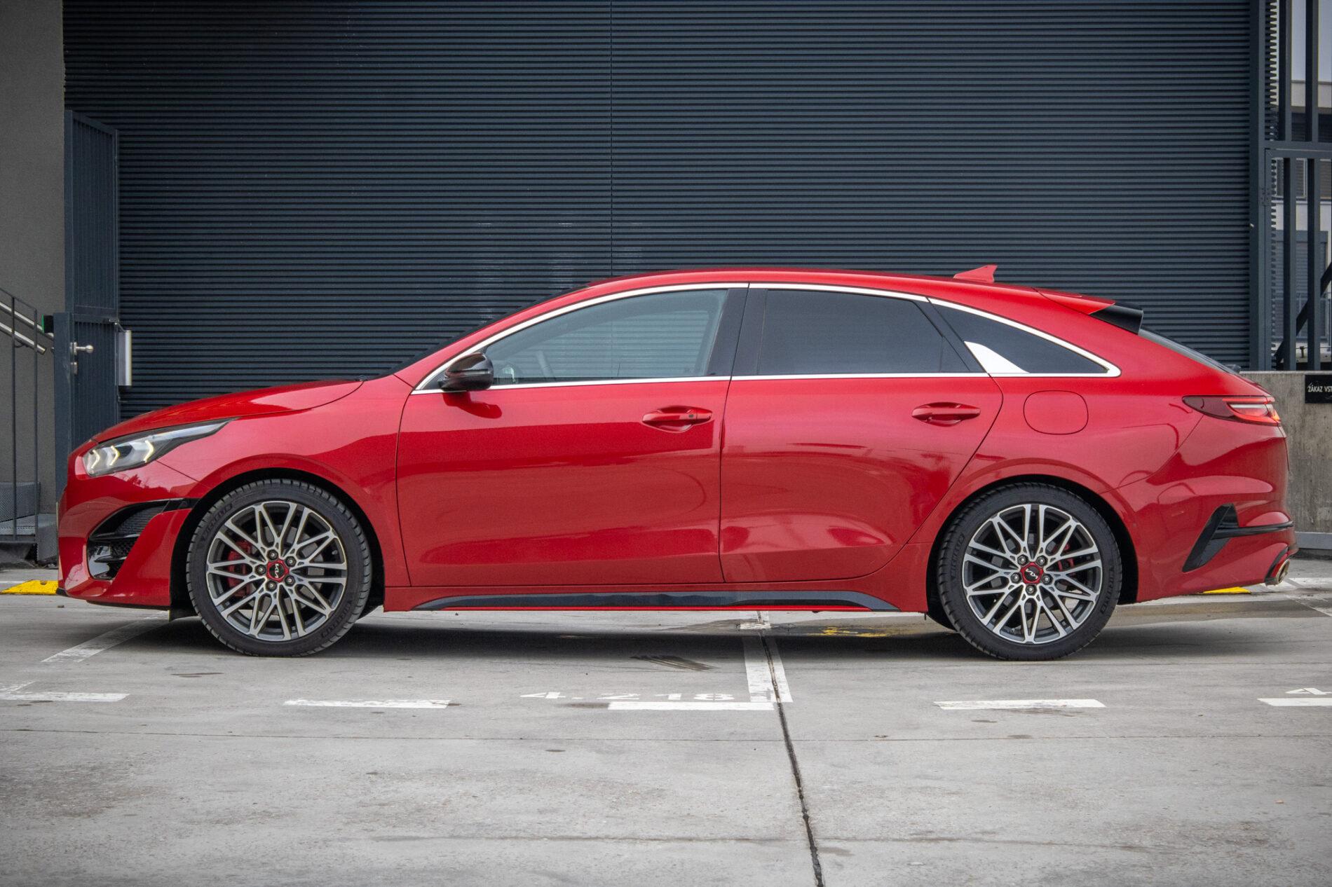 2024 Kia ProCeed GT, červená kombi, 13 654 km