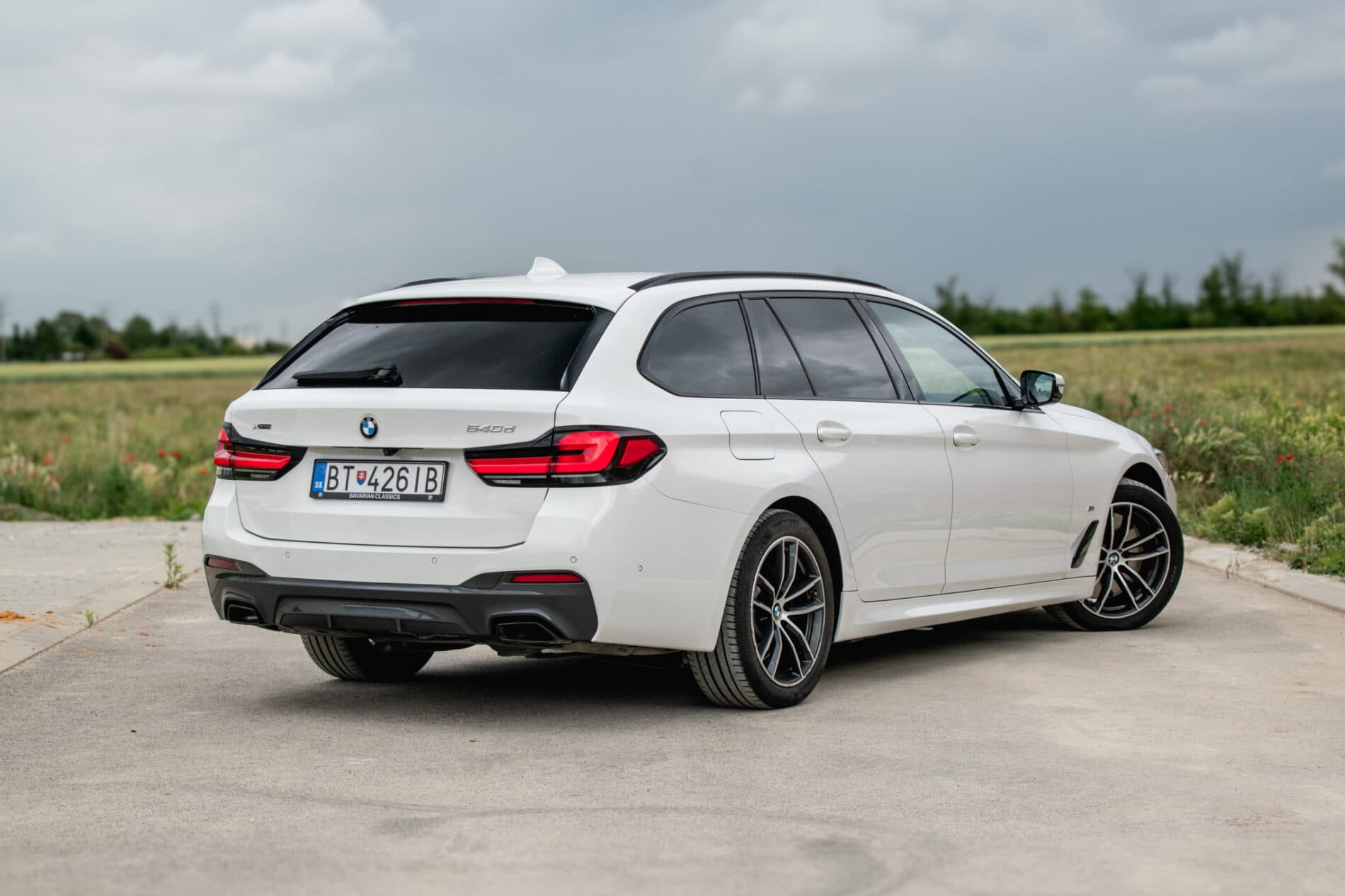2020 BMW 540d, biela kombi, 140 786 km