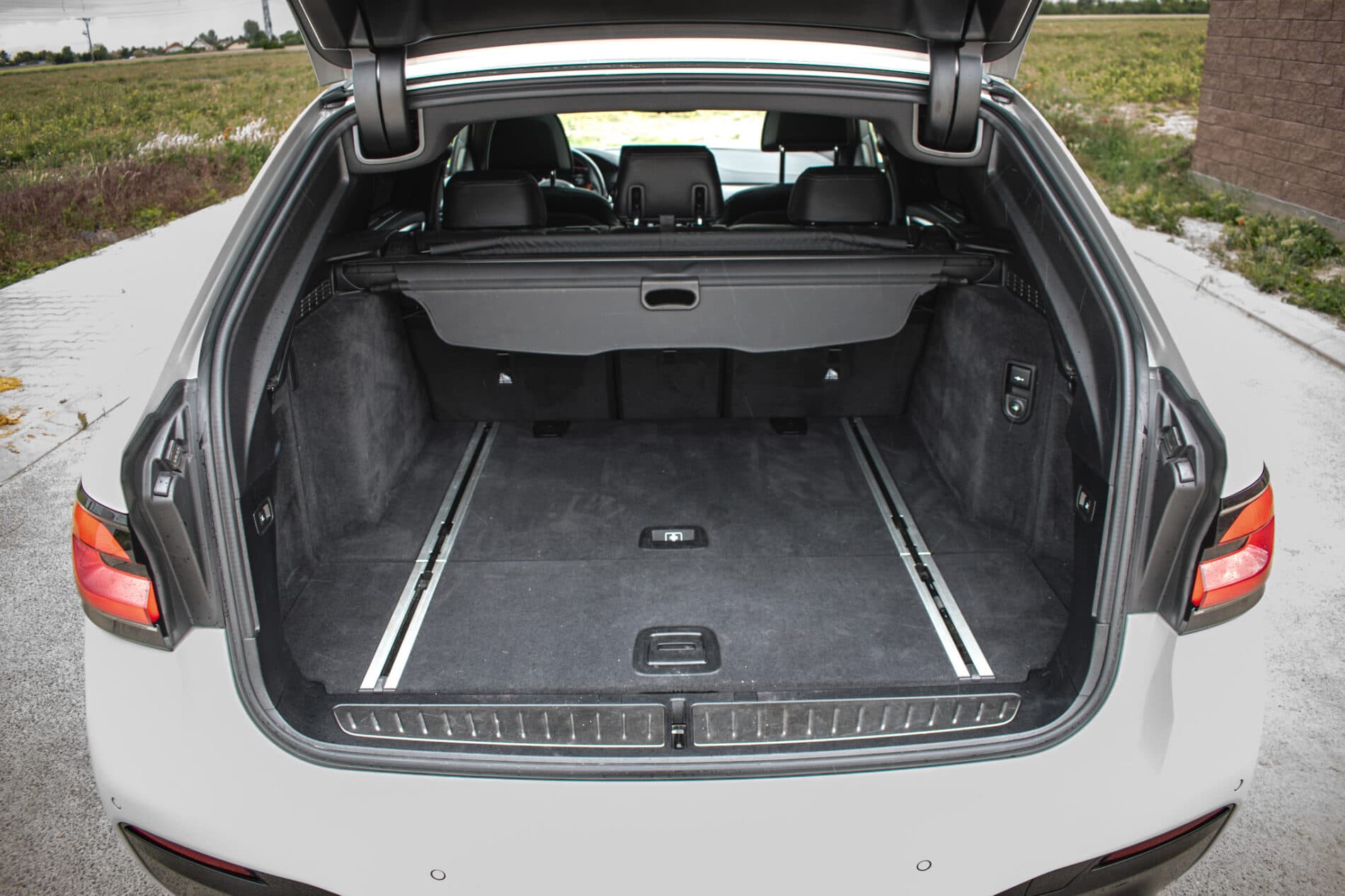 2020 BMW 540d, biela kombi, 140 786 km