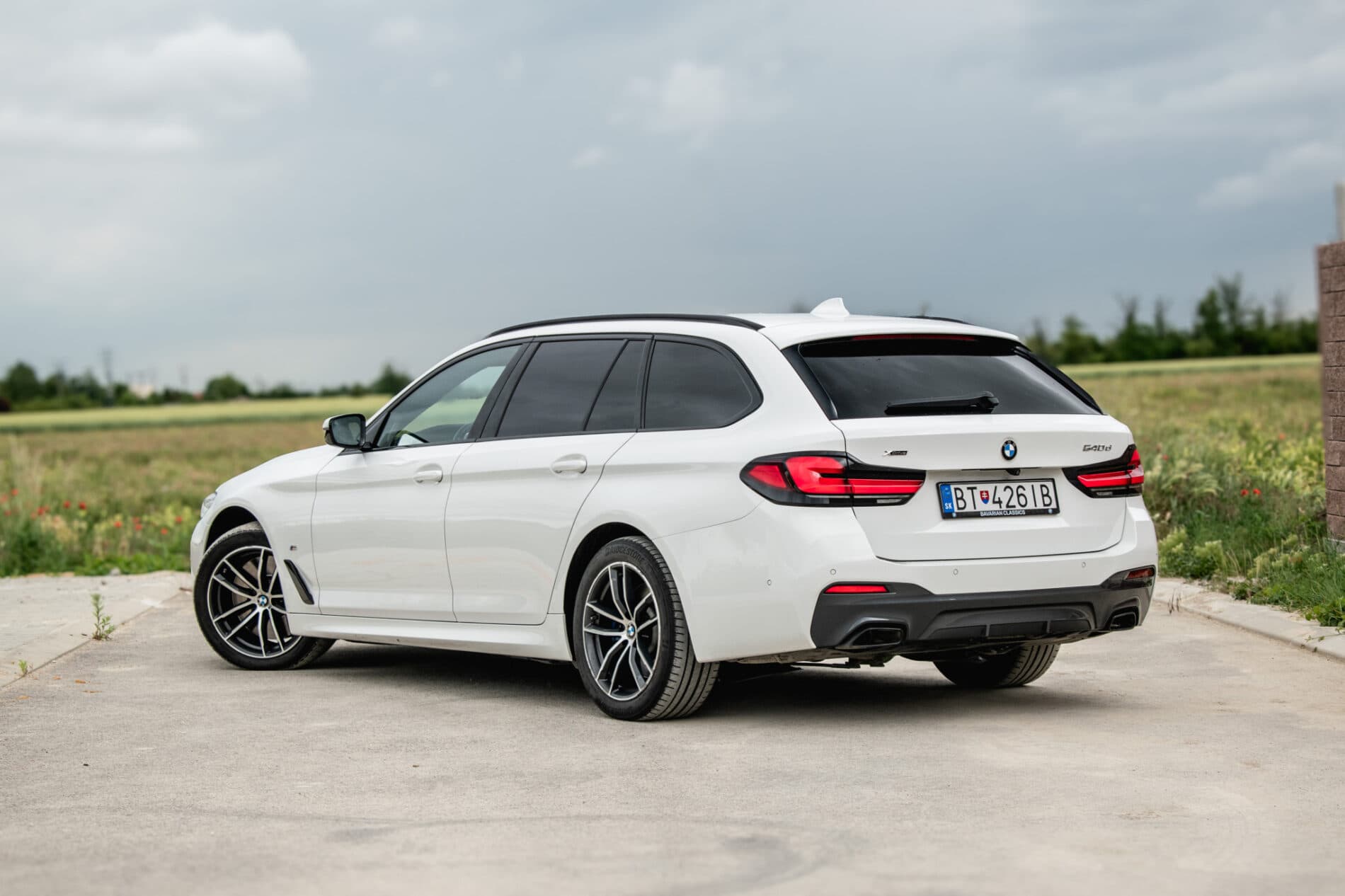 2020 BMW 540d, biela kombi, 140 786 km